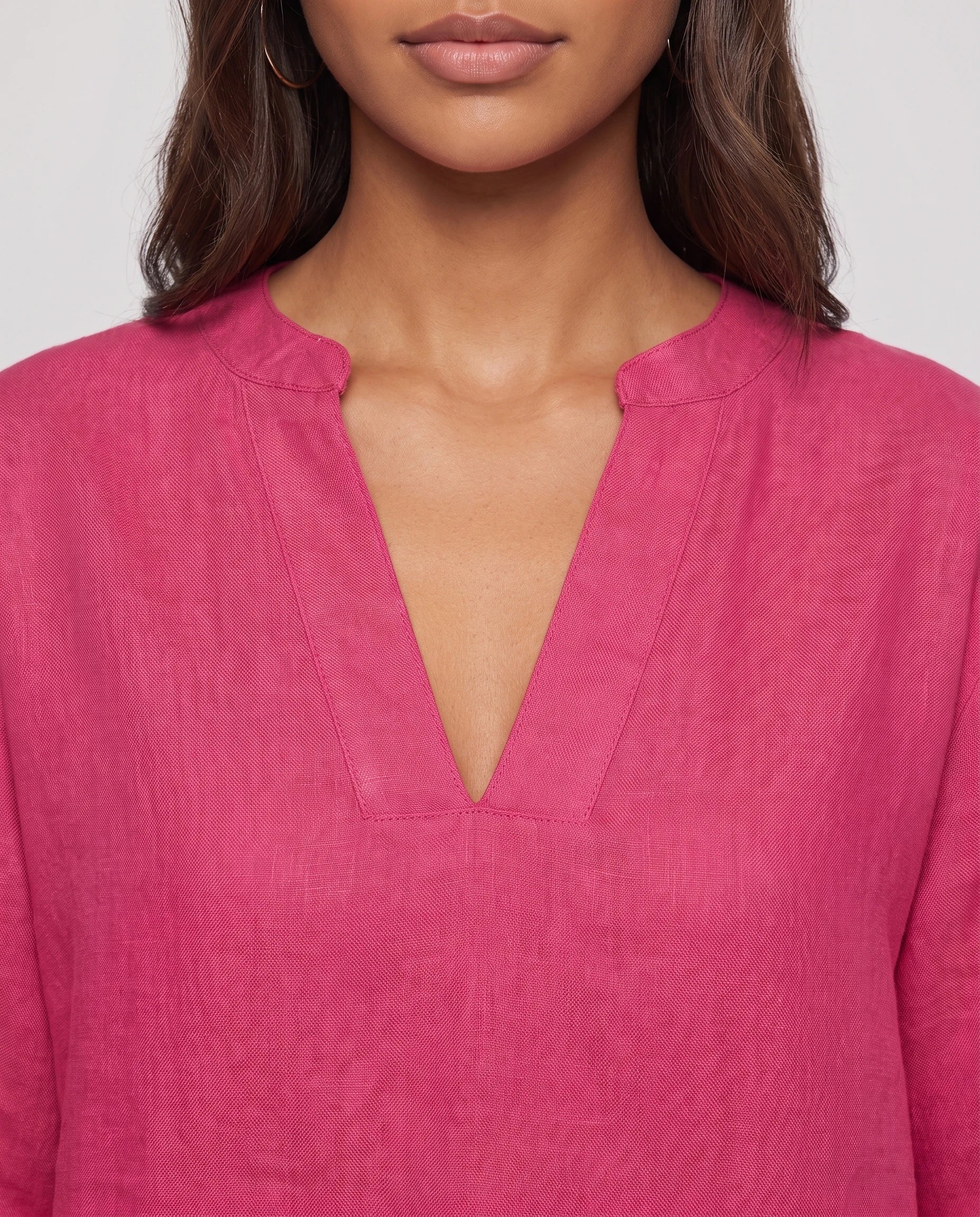 Ensemble top col V et short effet lin Aveline — Framboise — détail col V fendu