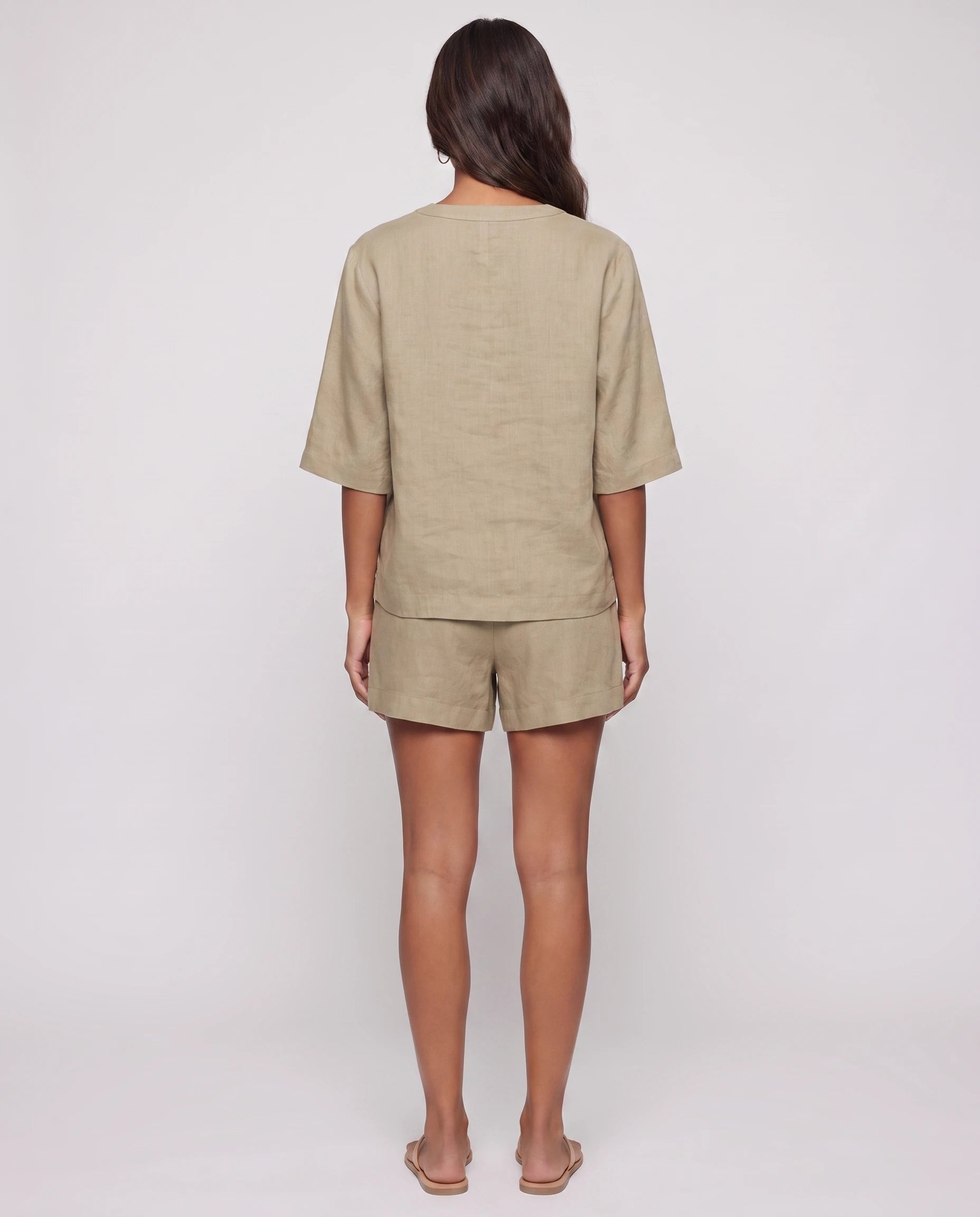 Ensemble top col V et short effet lin Aveline — Kaki — vue dos studio