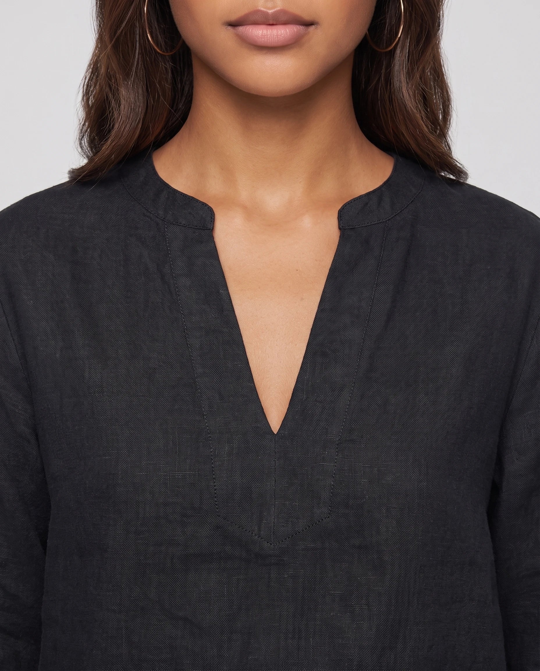Ensemble top col V et short effet lin Aveline — Noir — détail col V fendu