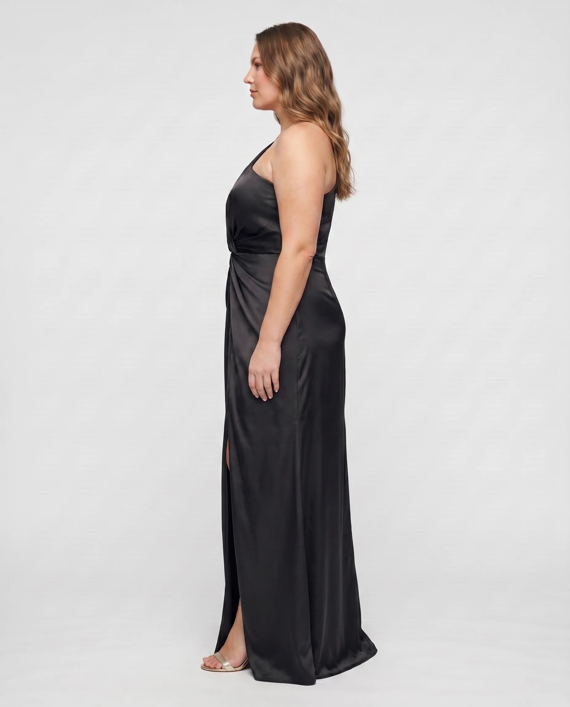 Robe longue asymetrique satin Noir Beatrice studio profil