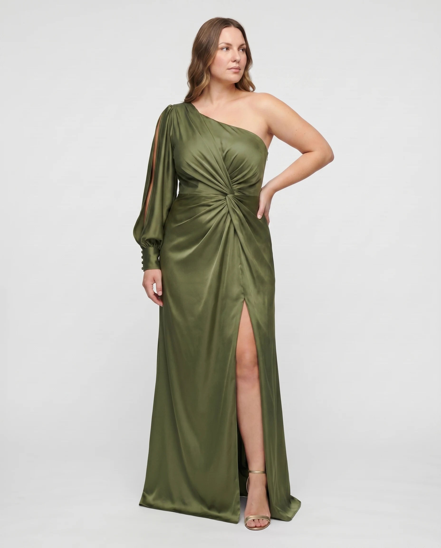 Robe longue asymetrique satin Vert Olive Beatrice studio trois-quarts knot