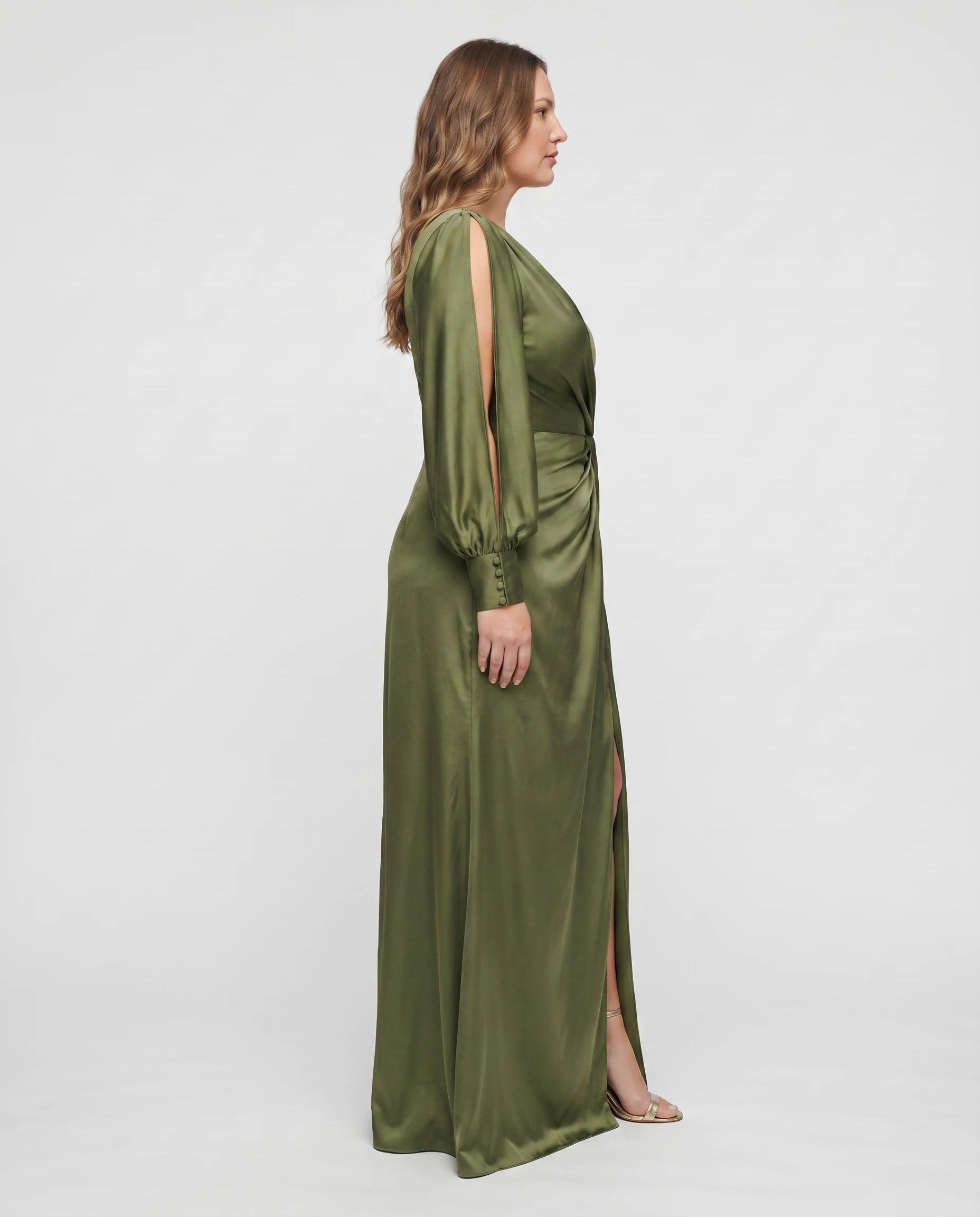 Robe longue asymetrique satin Vert Olive Beatrice studio profil