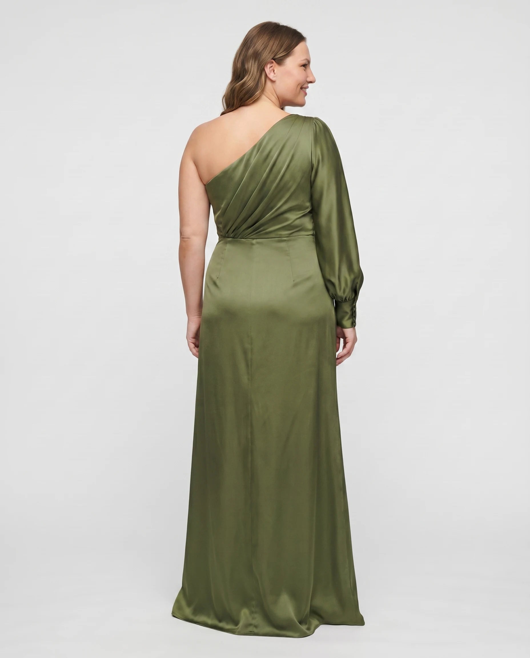 Robe longue asymetrique satin Vert Olive Beatrice studio dos regard par-dessus epaule