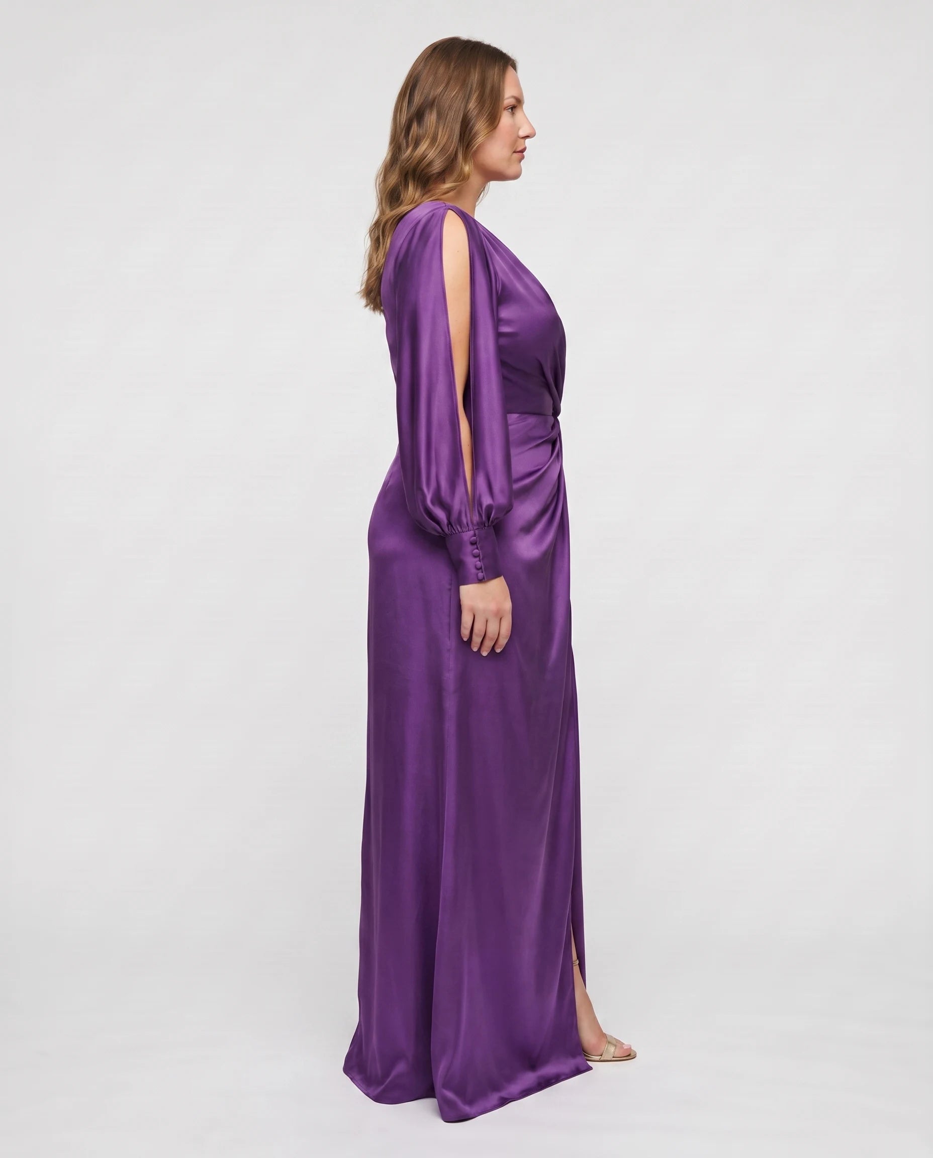 Robe longue asymetrique satin Violet Beatrice studio profil