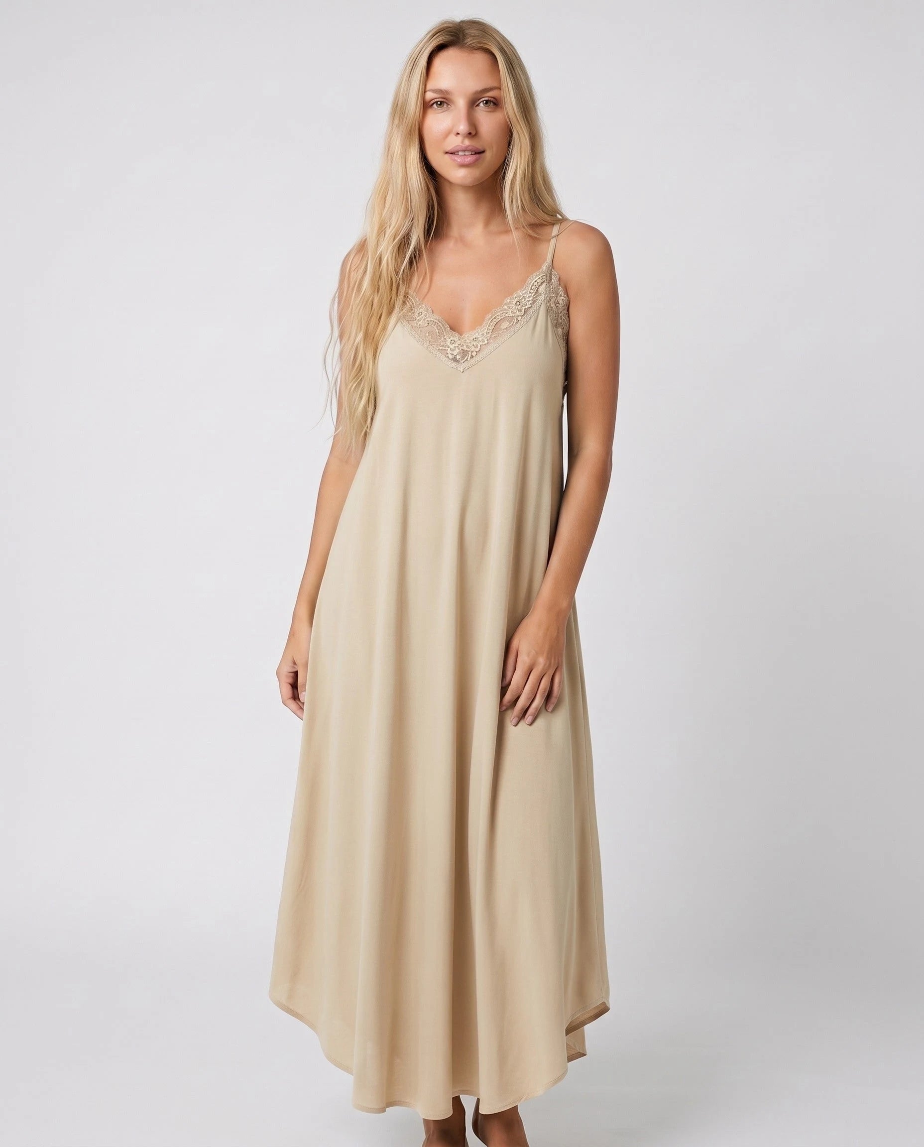 Robe longue dentelle beige sable studio face