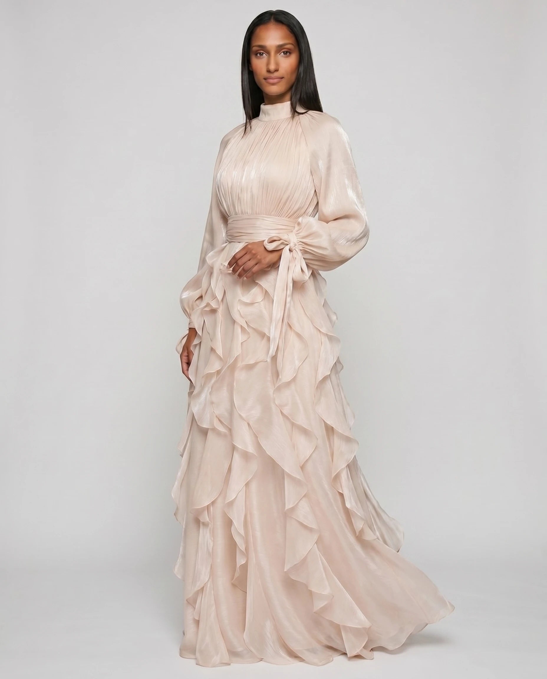 Robe de soiree longue a volants beige champagne studio trois-quart