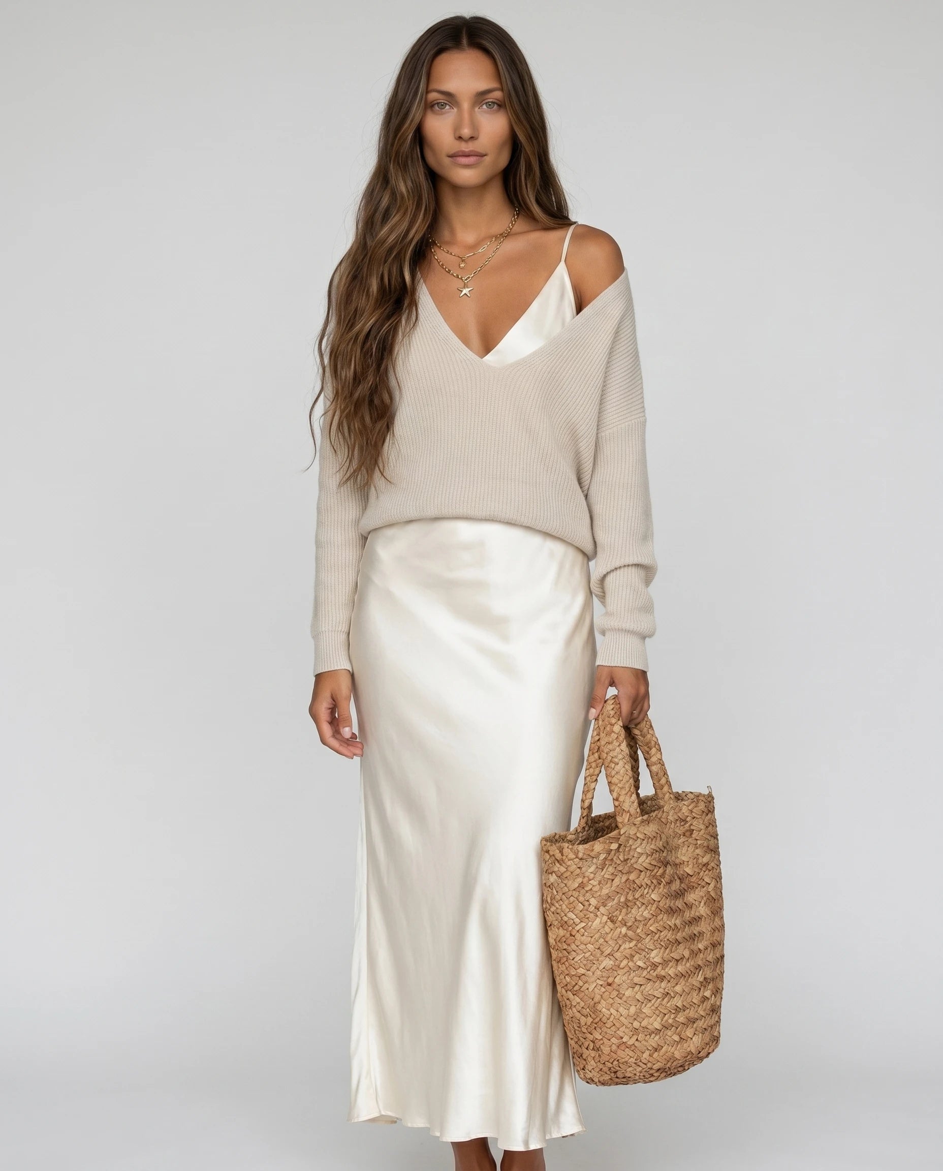 Robe longue satin blanc et pull en maille — Eugénie, vue de face