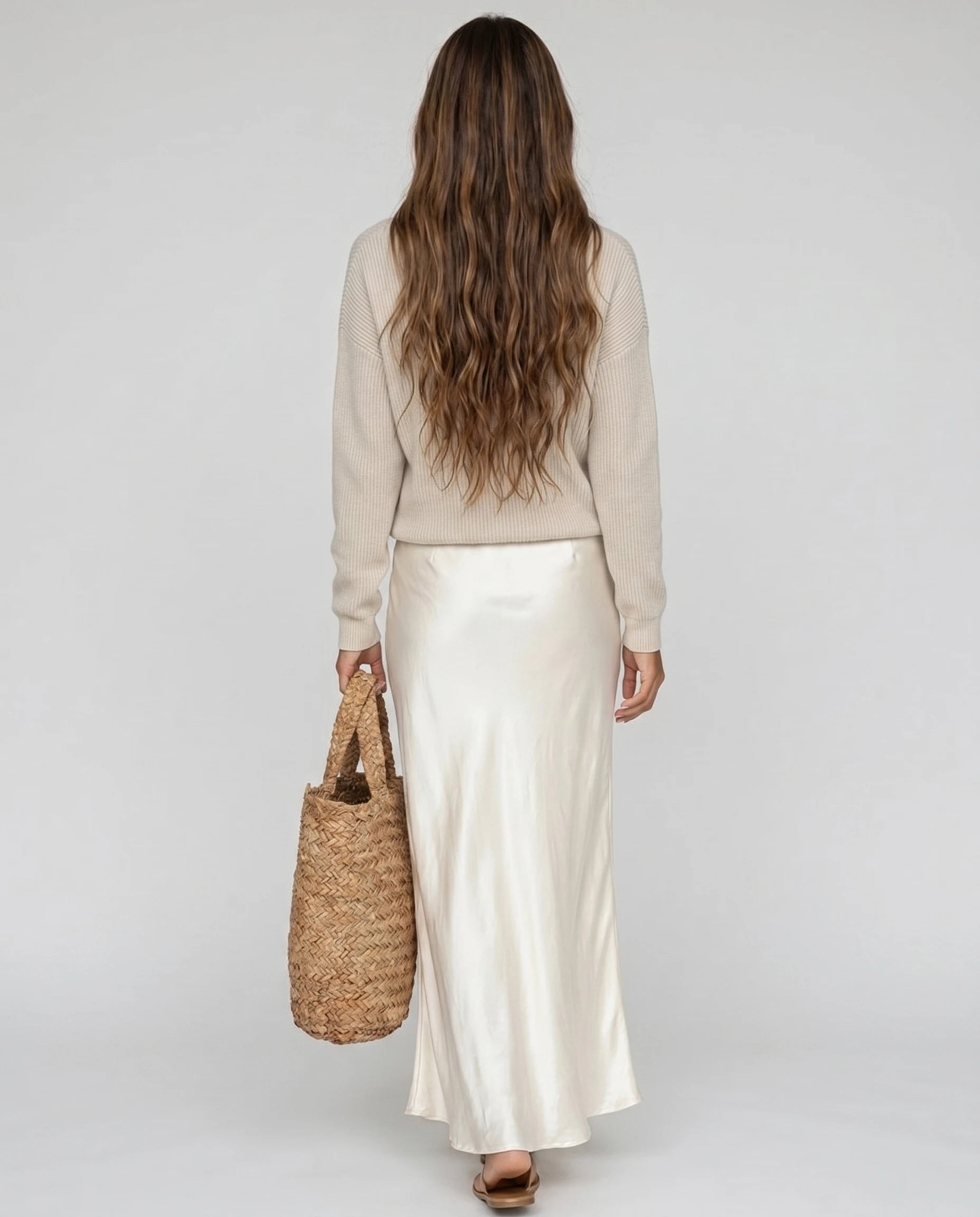 Robe longue satin blanc et pull en maille — Eugénie, vue de dos