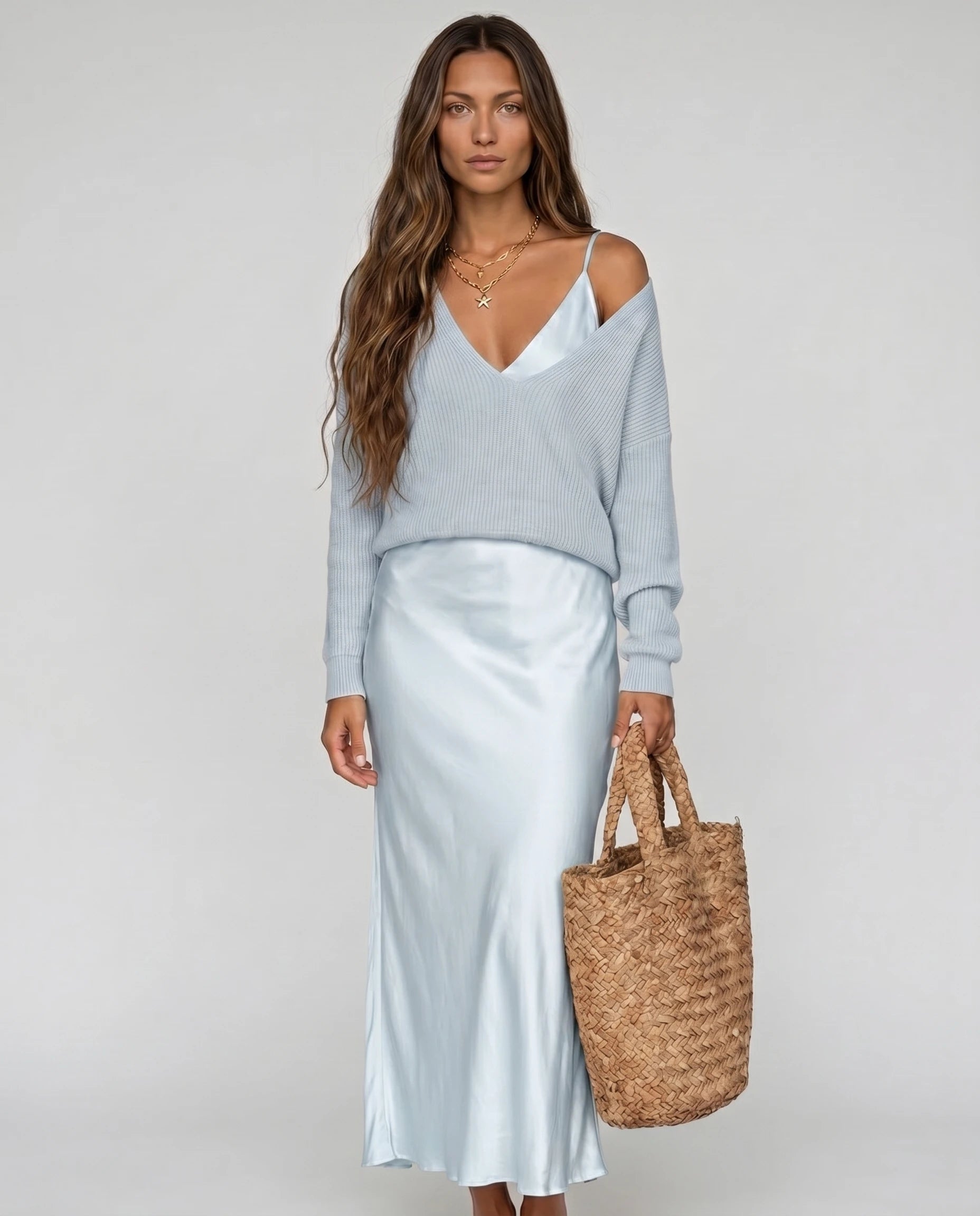 Robe longue satin bleu ciel et pull en maille — Eugénie