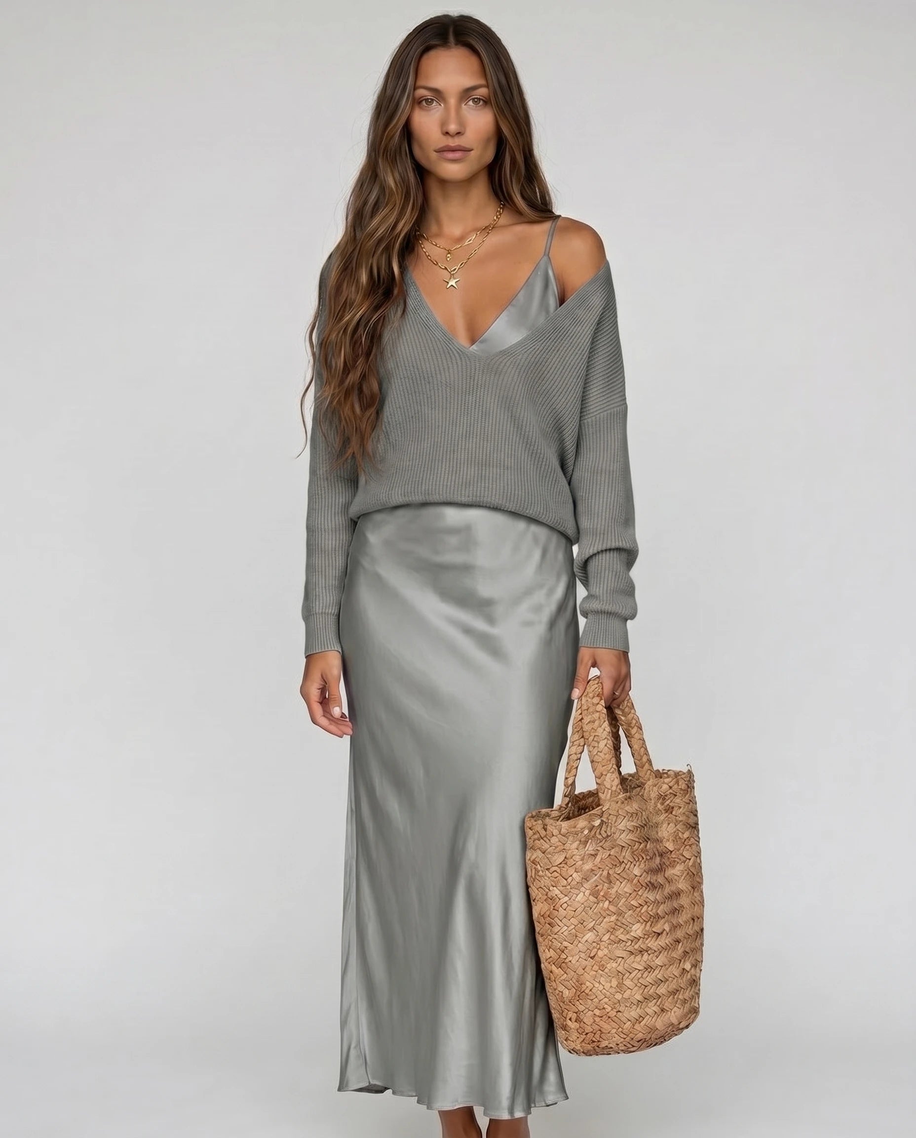 Robe longue satin gris et pull en maille — Eugénie