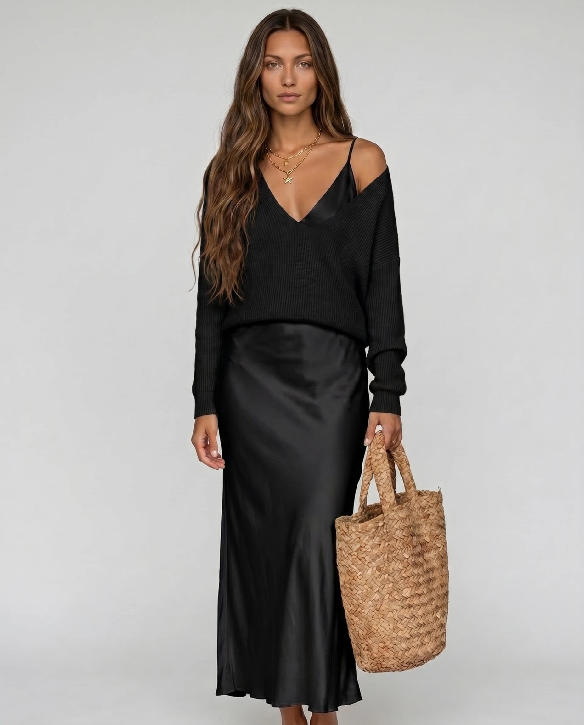 Robe longue satin noir et pull en maille — Eugénie