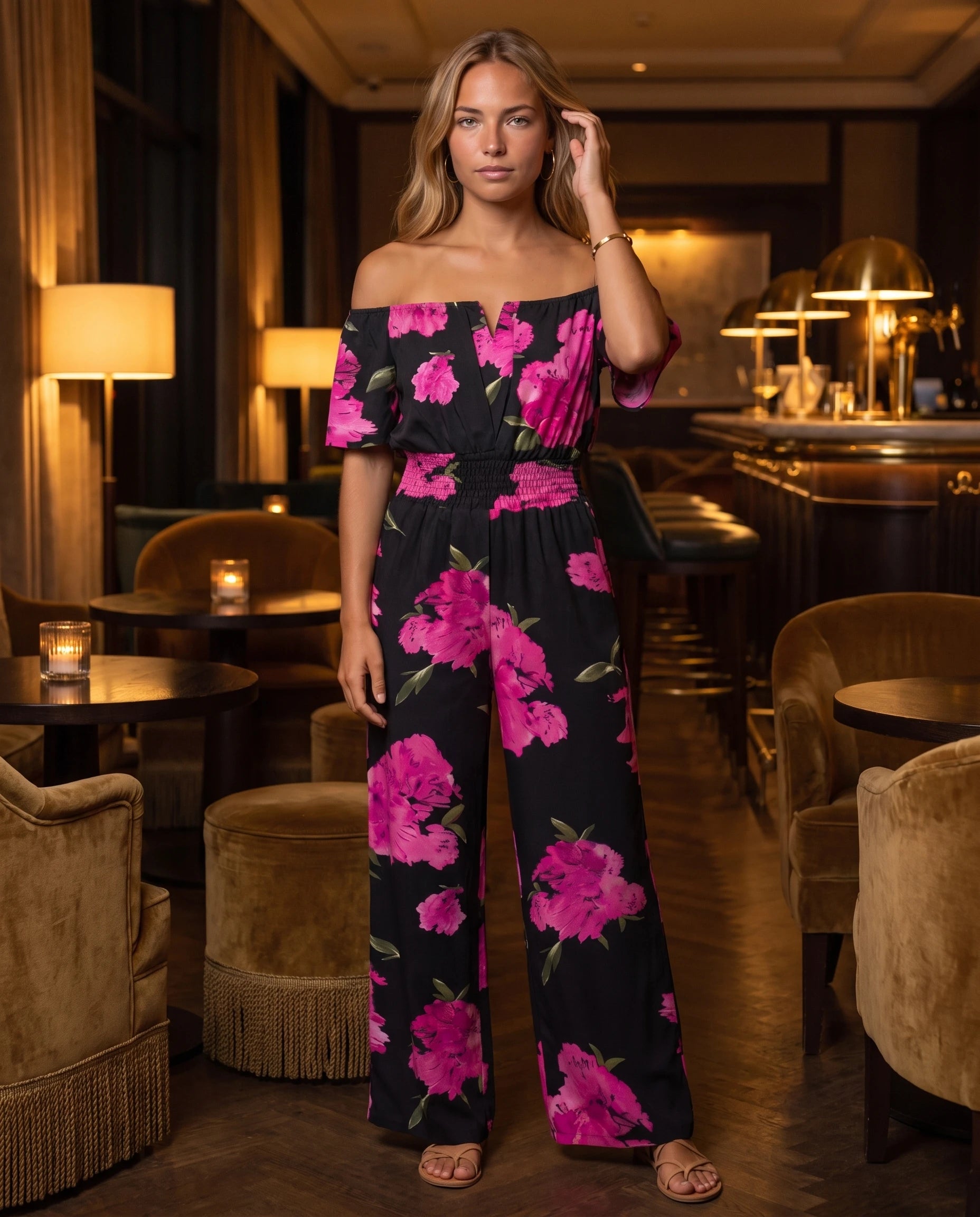 Combinaison bardot Pivoine Noir à fleurs roses, portee en situation