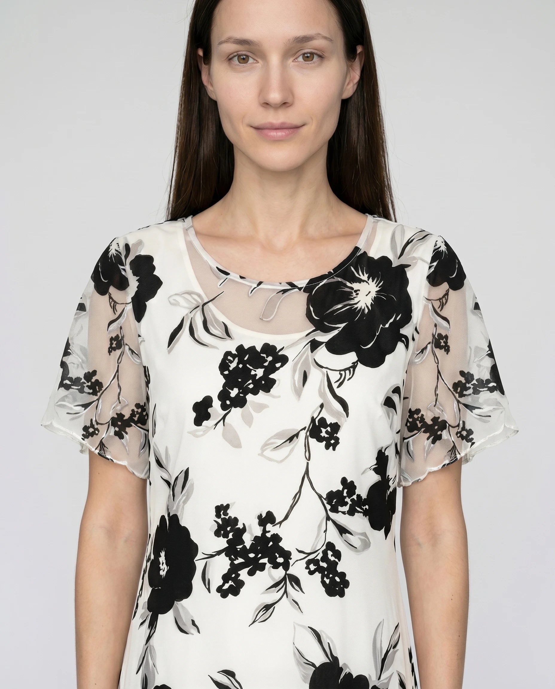 Robe Sidonie blanche detail encolure et manches papillon