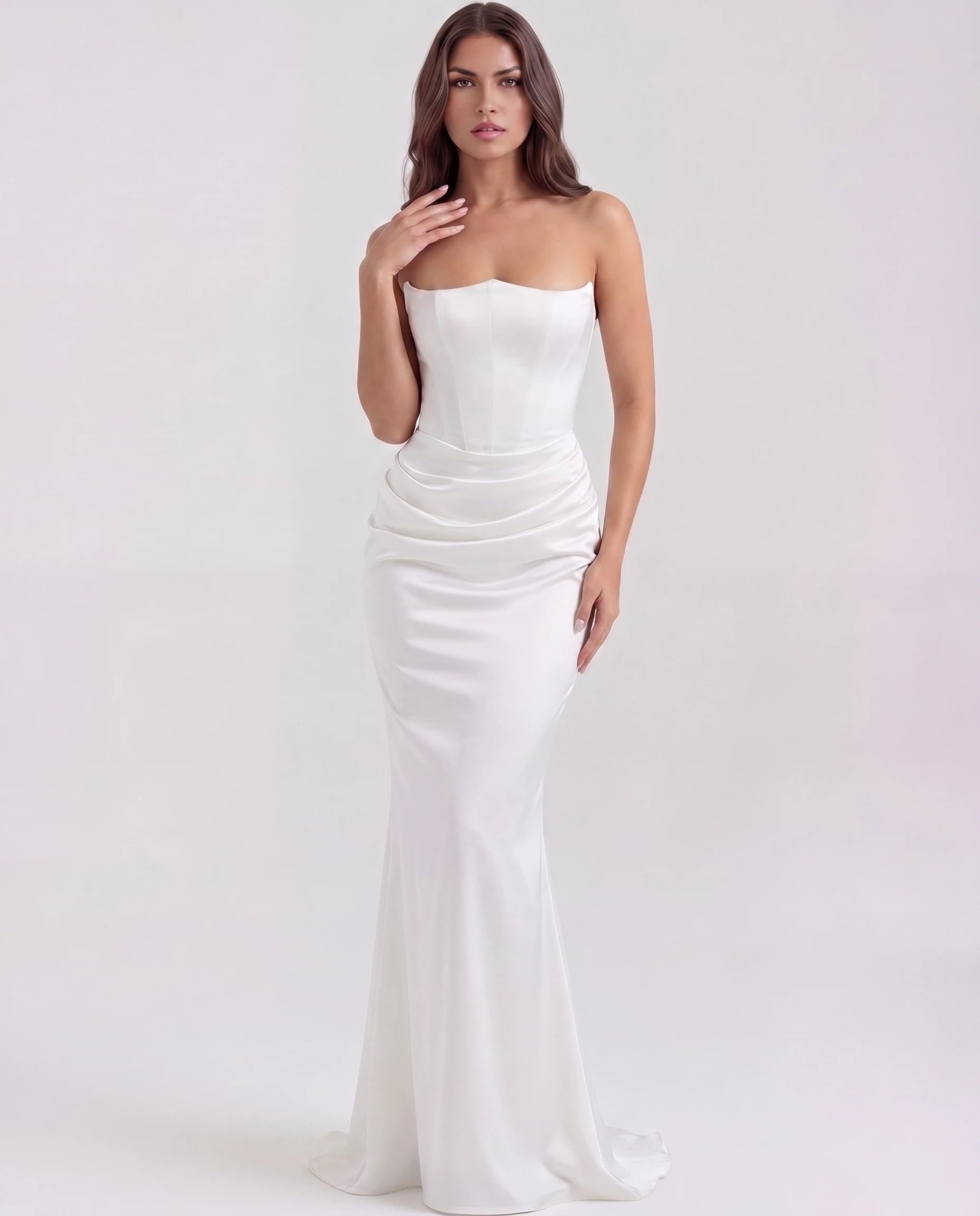 Robe corset blanche, main près du visage
