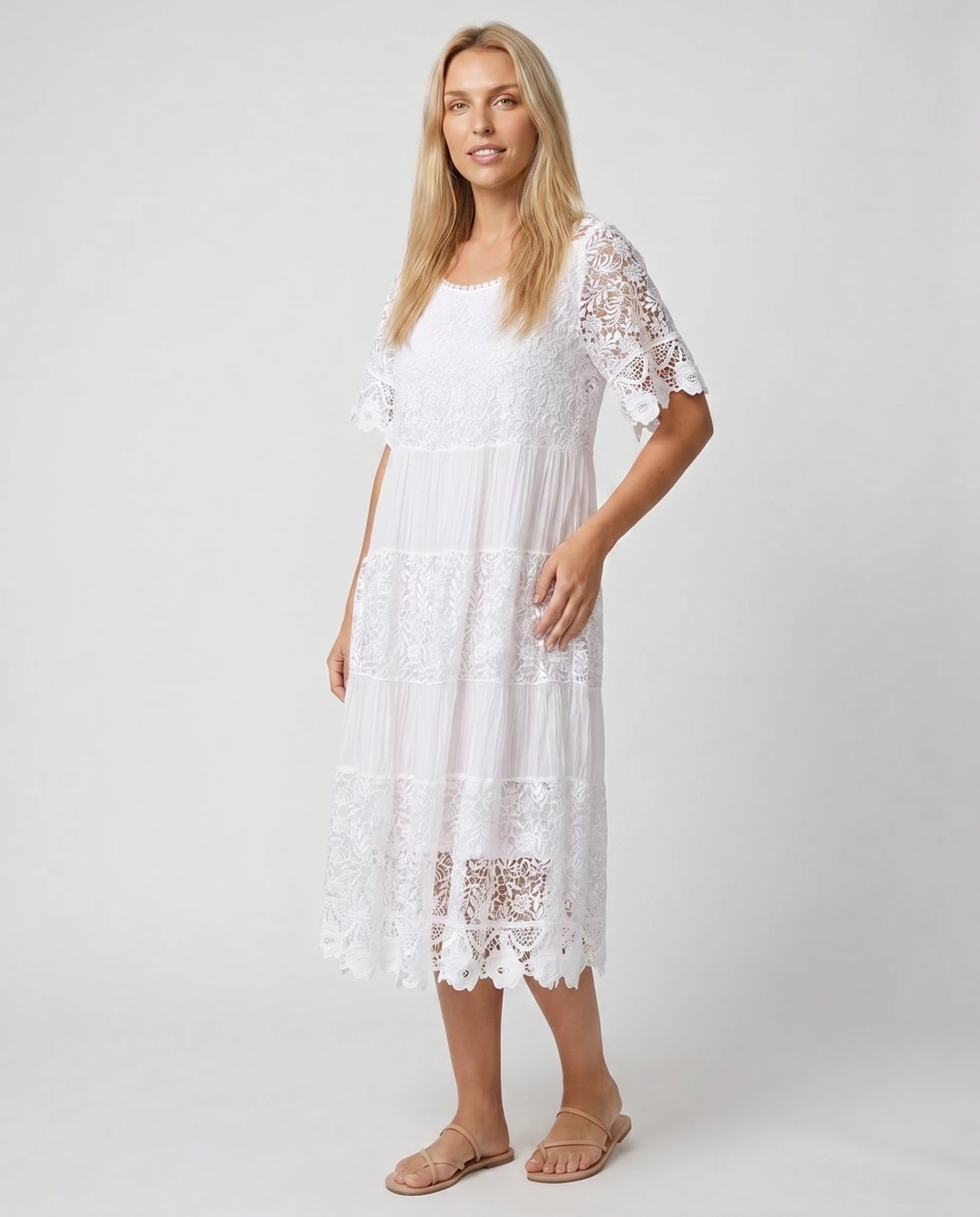 Robe midi en dentelle blanche studio trois-quart