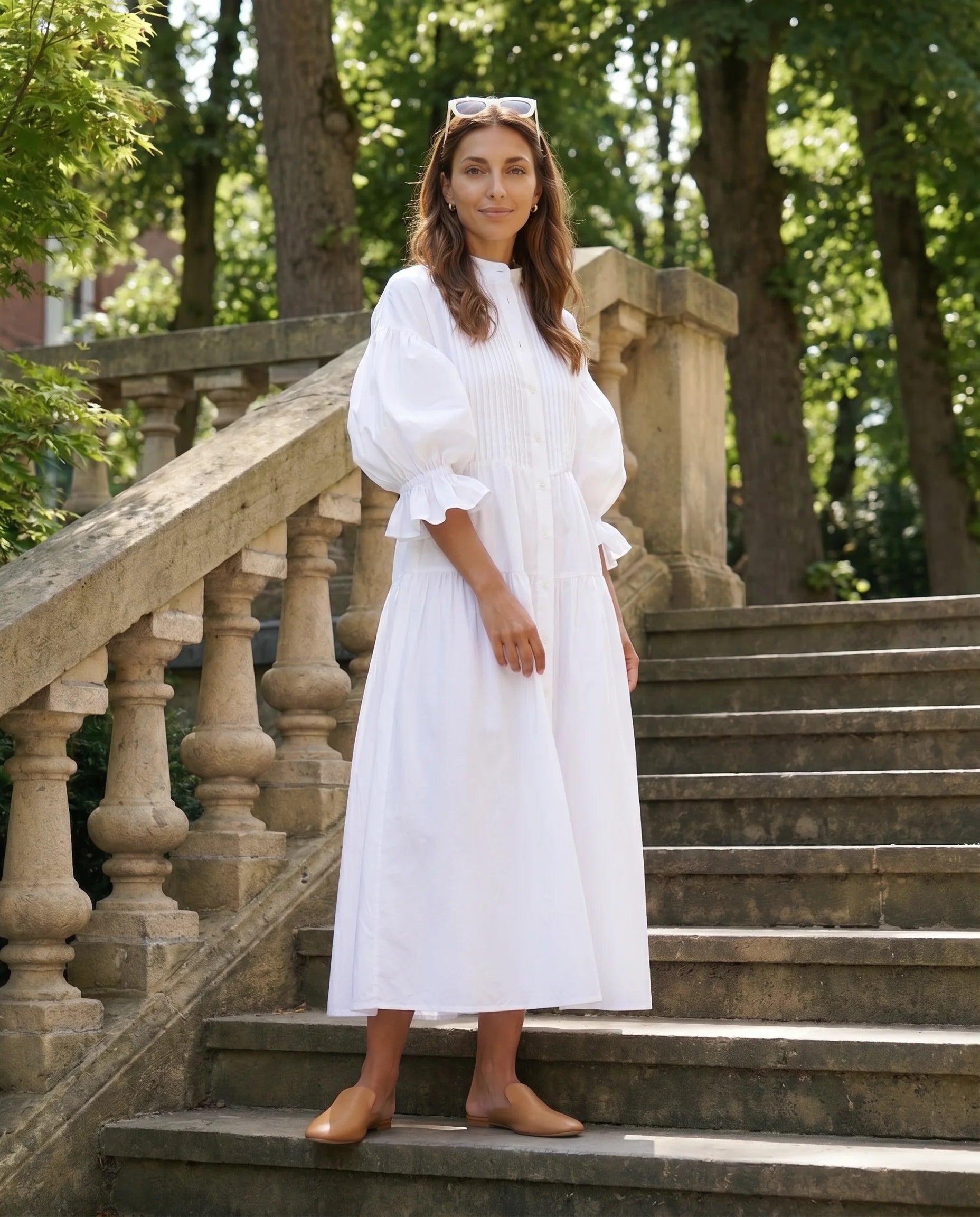 Robe longue chemise blanche - lifestyle escalier de pierre