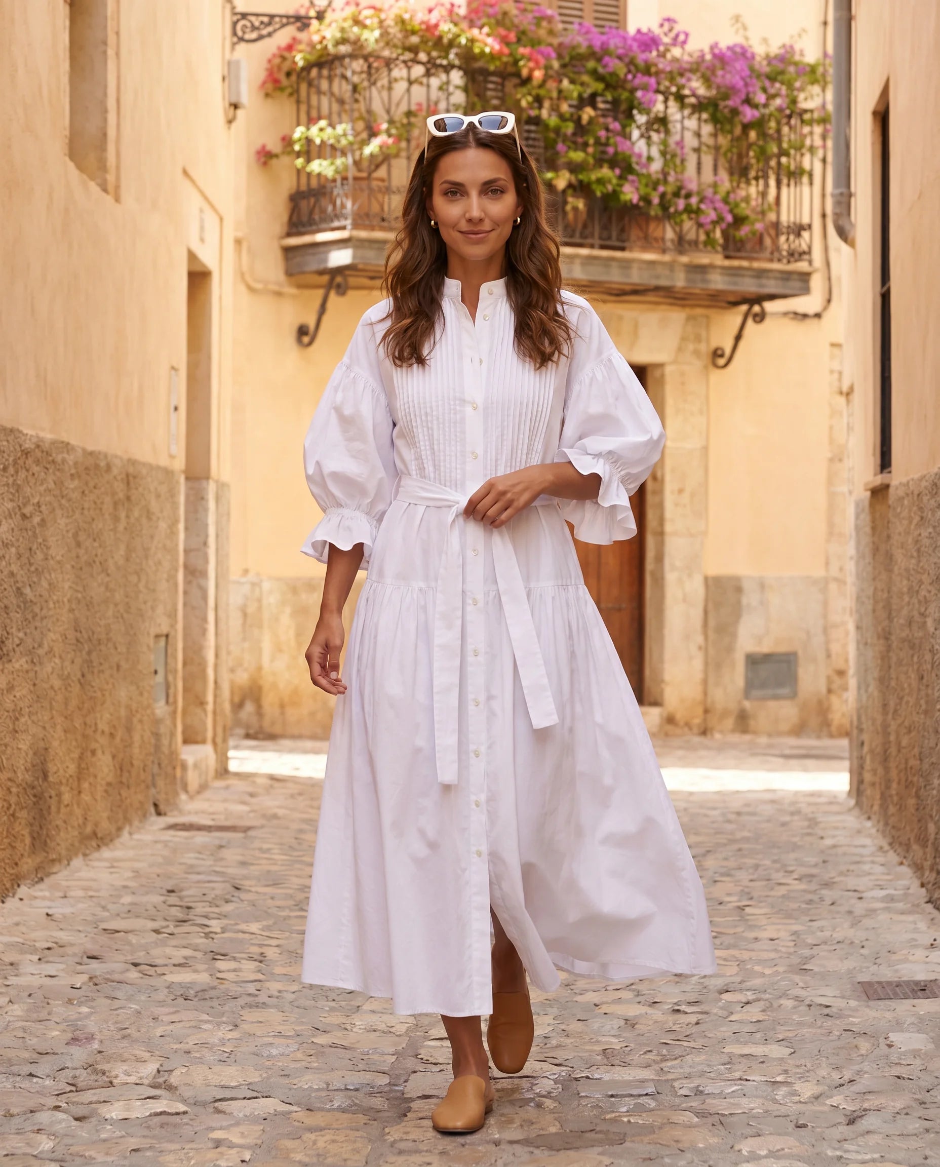 Robe longue chemise blanche - lifestyle ruelle mediterraneenne
