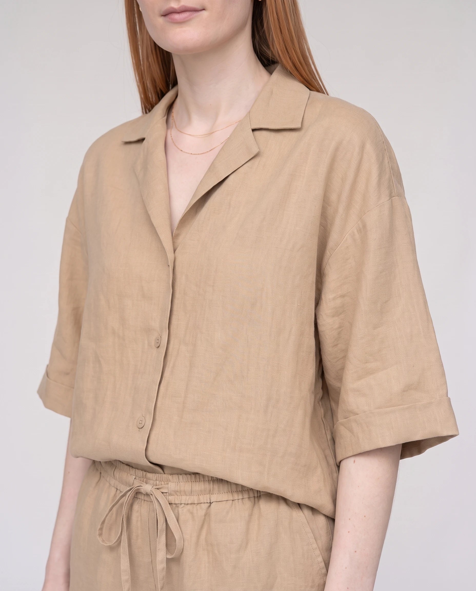 Ensemble chemise et short en lin Beige Blandine — détail col et taille