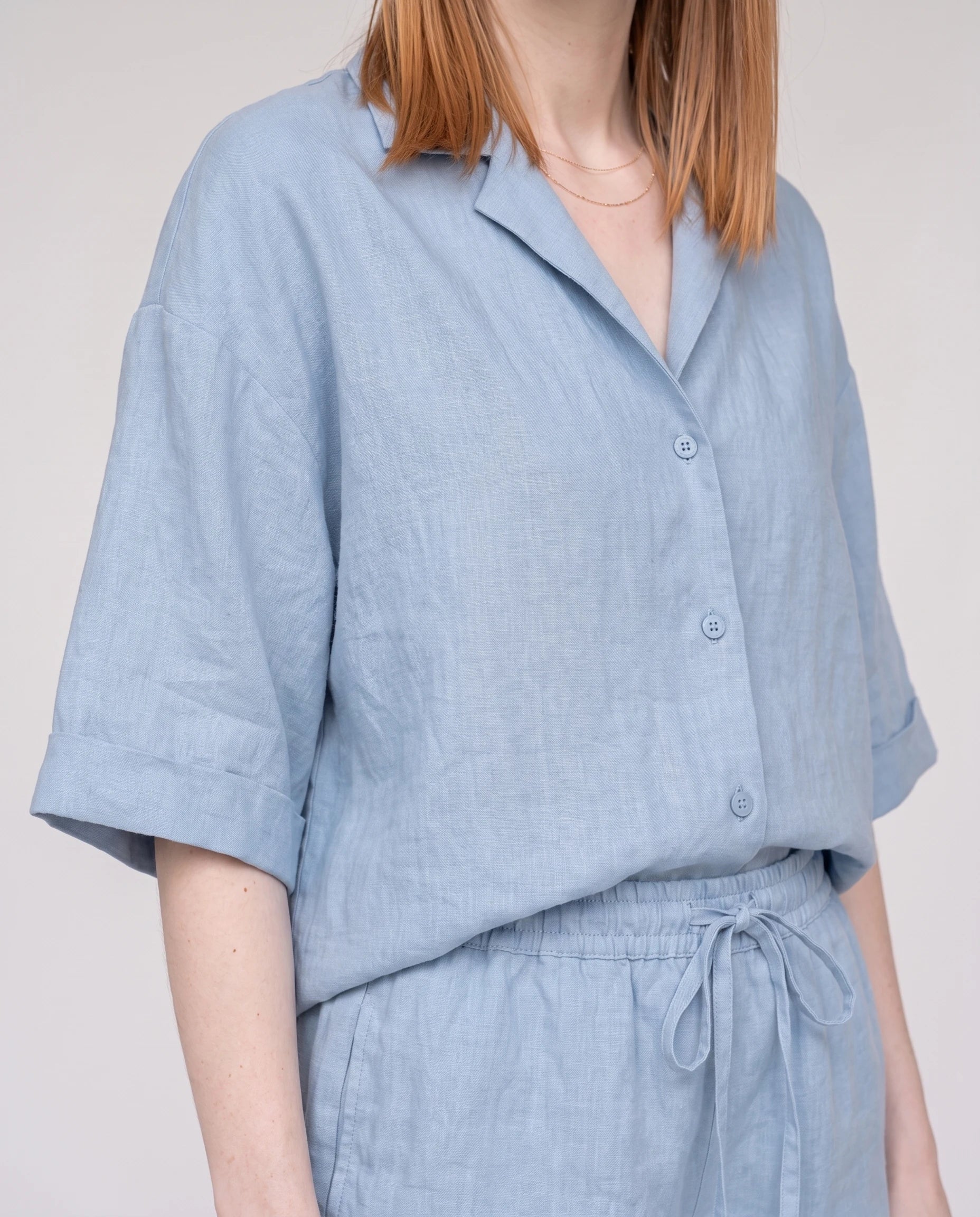 Ensemble chemise et short en lin Bleu Ciel Blandine — détail col et taille