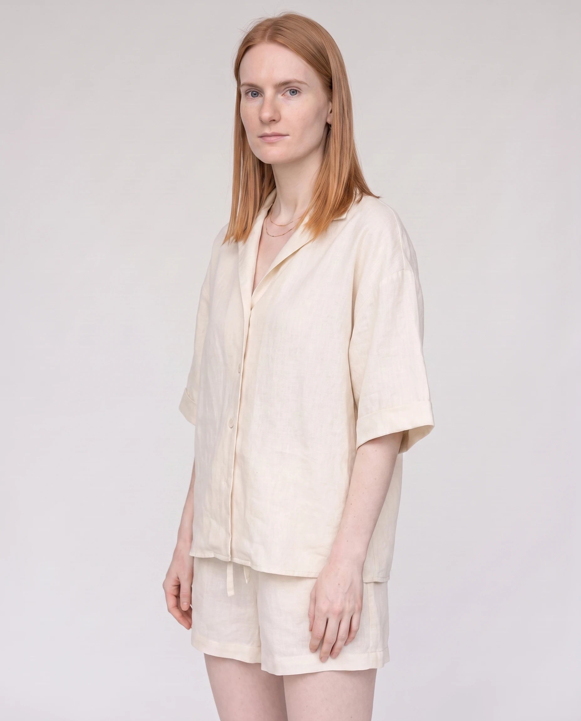 Ensemble chemise et short en lin Écru Blandine — de trois quarts