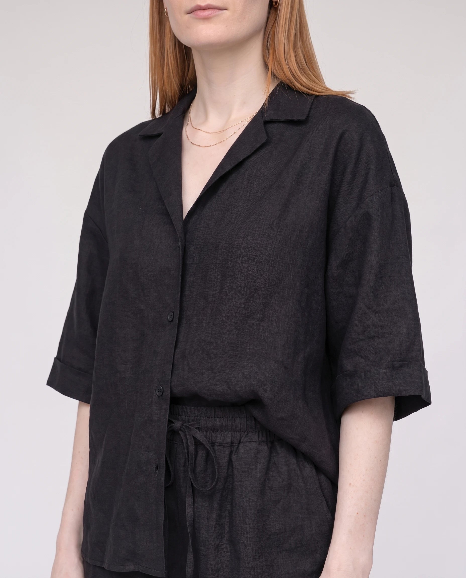 Ensemble chemise et short en lin Noir Blandine — détail col et taille