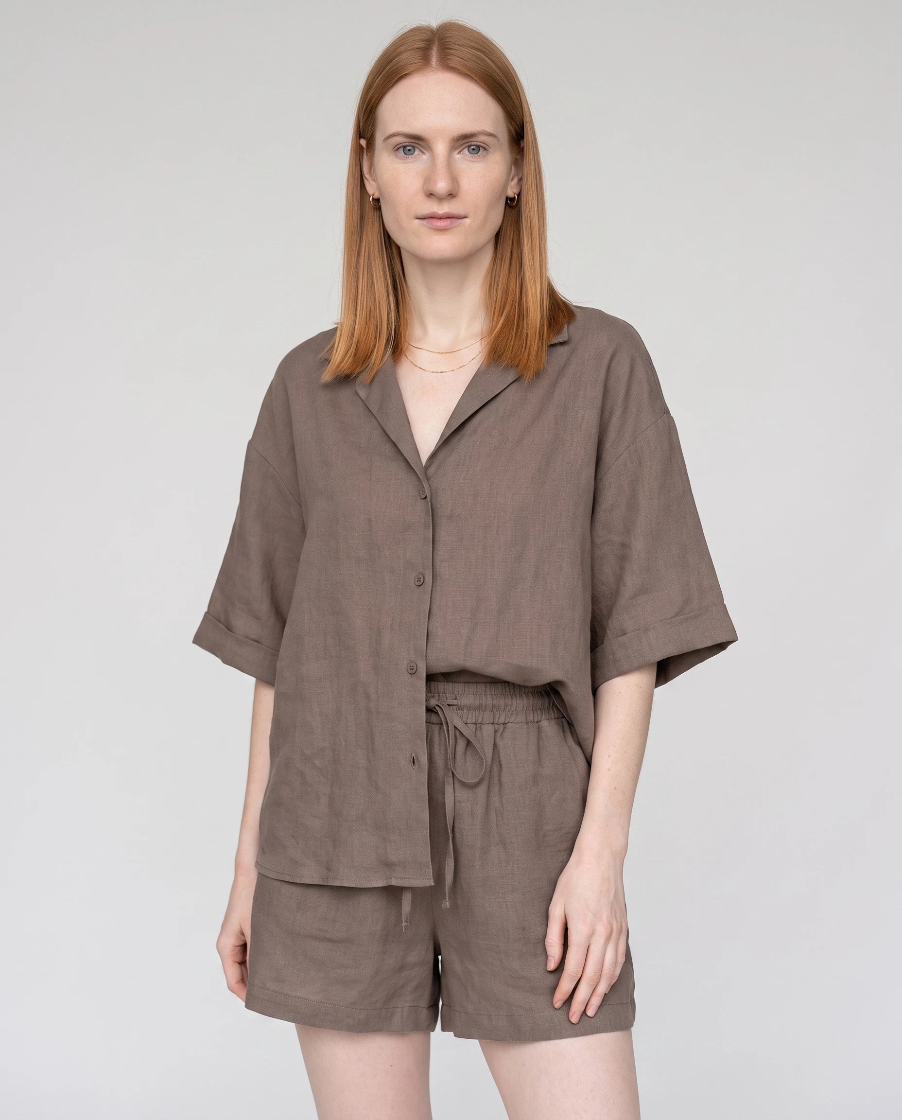 Ensemble chemise et short en lin Taupe Blandine — studio face