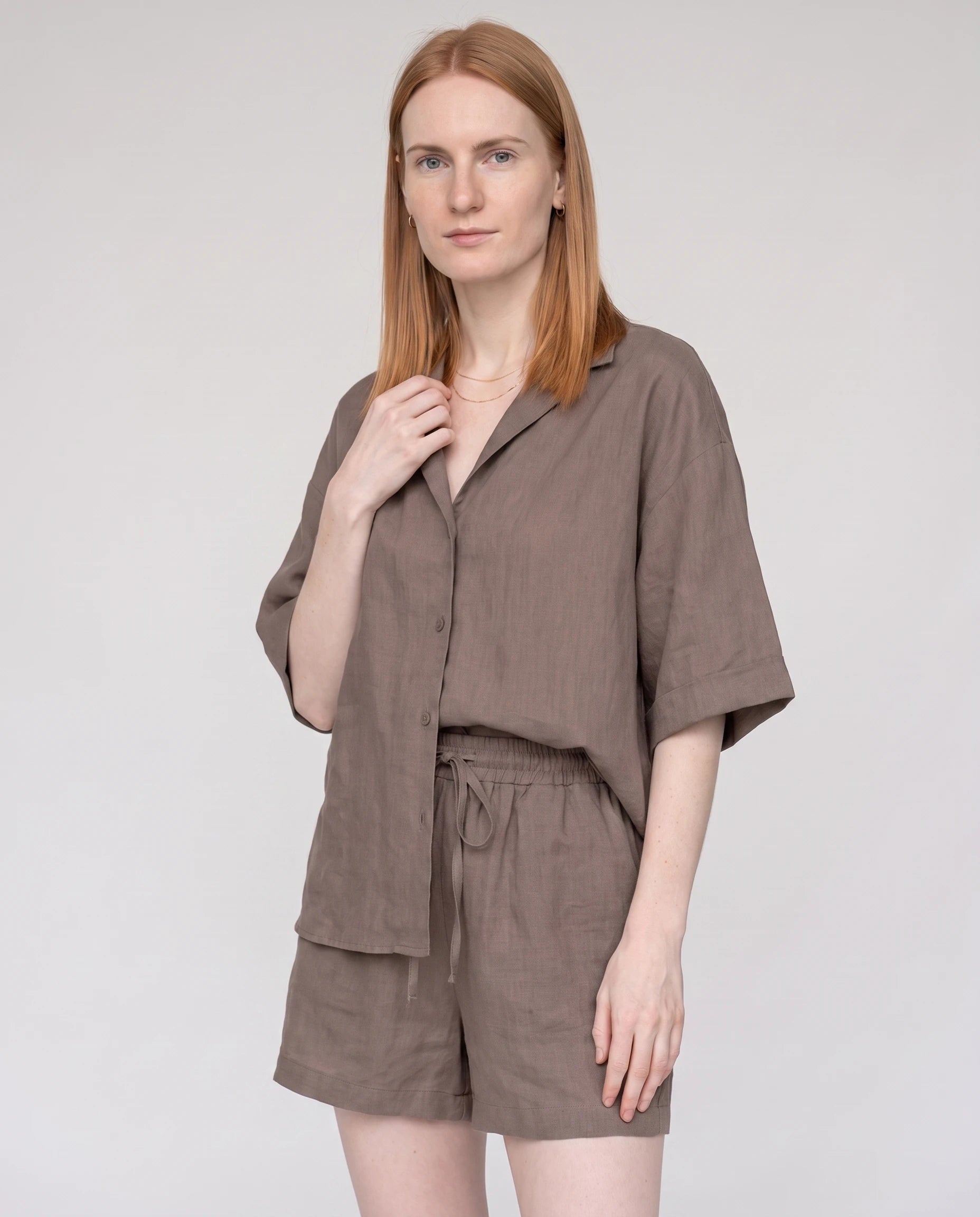 Ensemble chemise et short en lin Taupe Blandine — de trois quarts