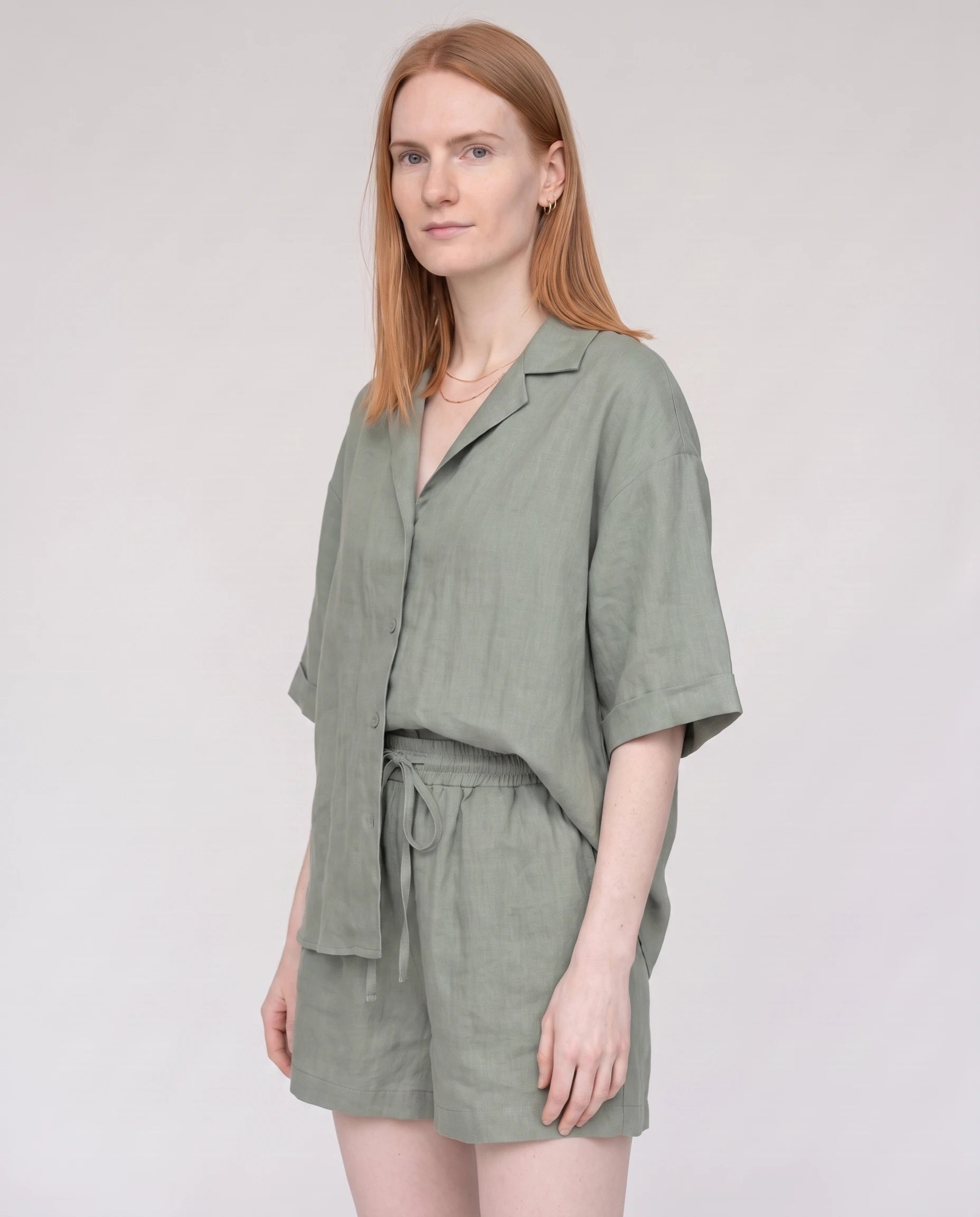 Ensemble chemise et short en lin Vert Sauge Blandine — de trois quarts