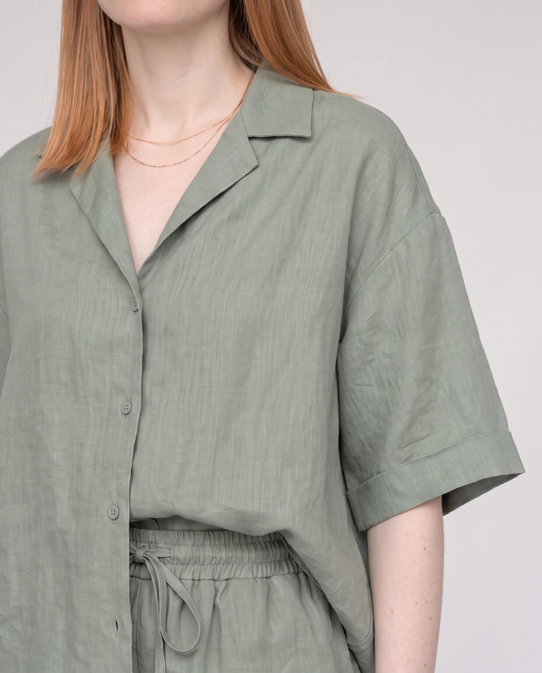 Ensemble chemise et short en lin Vert Sauge Blandine — détail col et taille