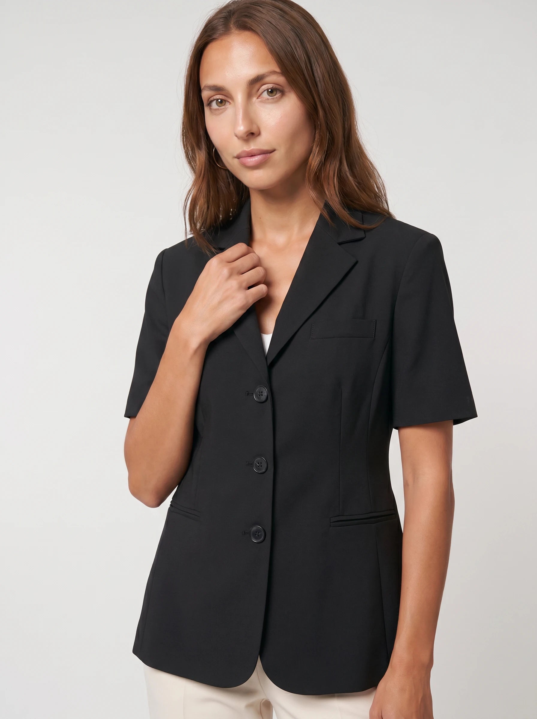 Blazer cintré à manches courtes noir Yolande, plan rapproché en studio