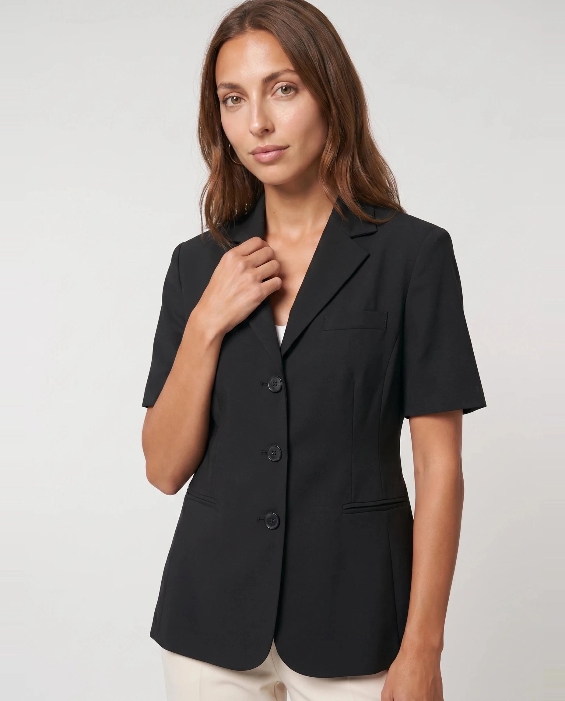 Blazer cintré à manches courtes noir Yolande, plan rapproché en studio