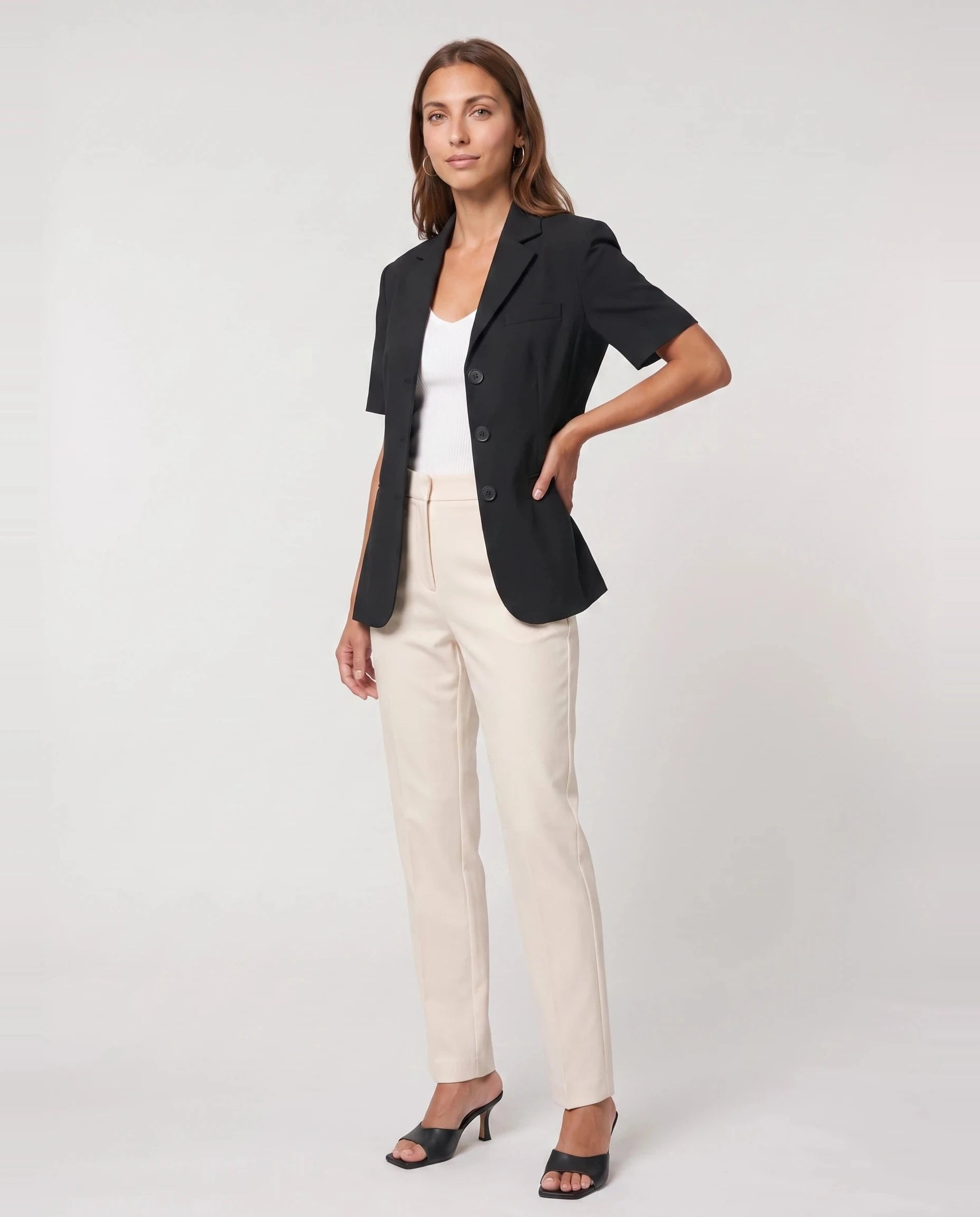 Blazer cintré à manches courtes noir Yolande, vue de trois quarts en studio