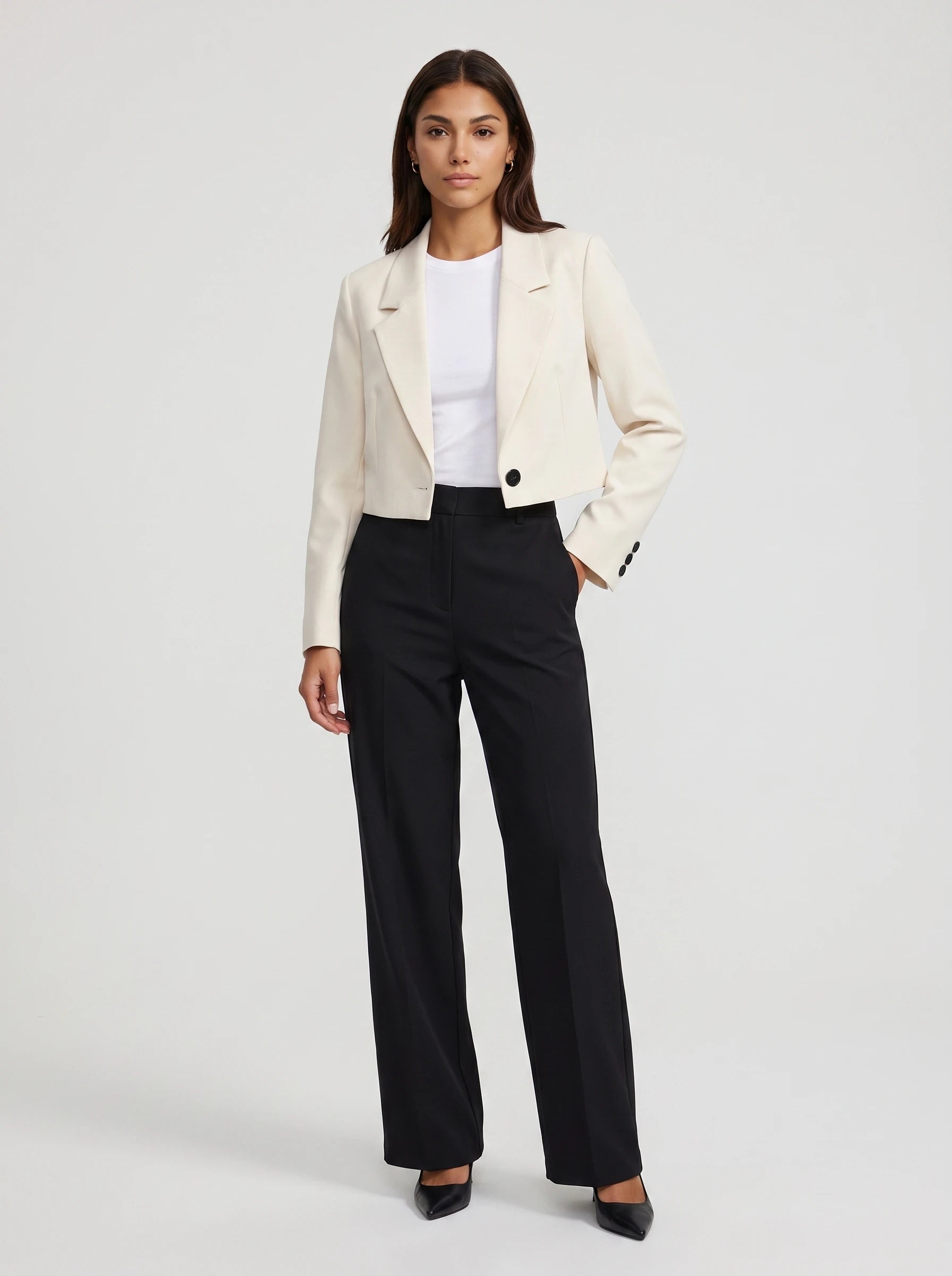 Blazer court beige à bouton contrasté Aude, vue de face en studio
