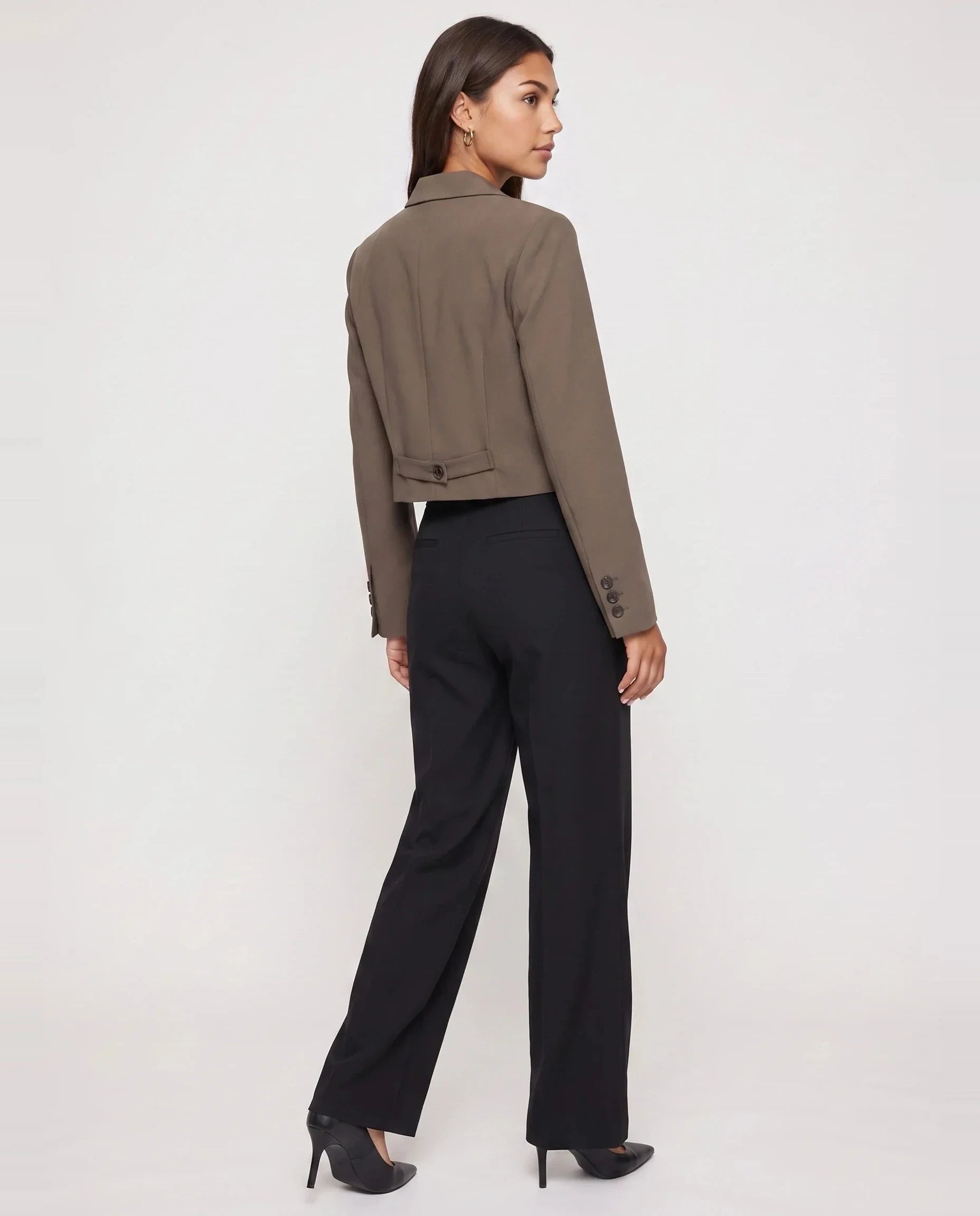 Blazer court café Aude, vue de dos avec patte boutonnée en studio