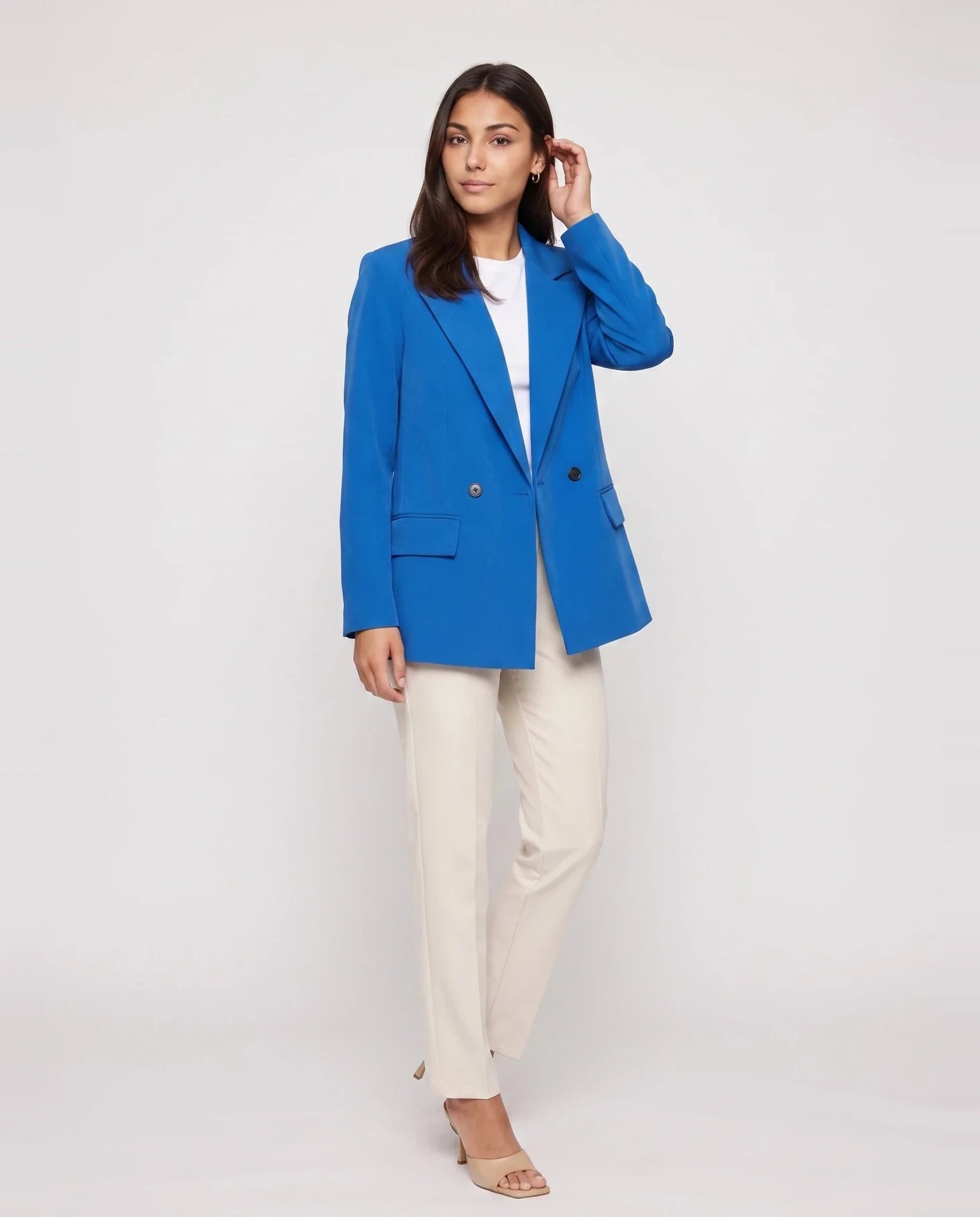 Blazer oversize à double boutonnage bleu roi Cosima, vue de trois quarts en studio
