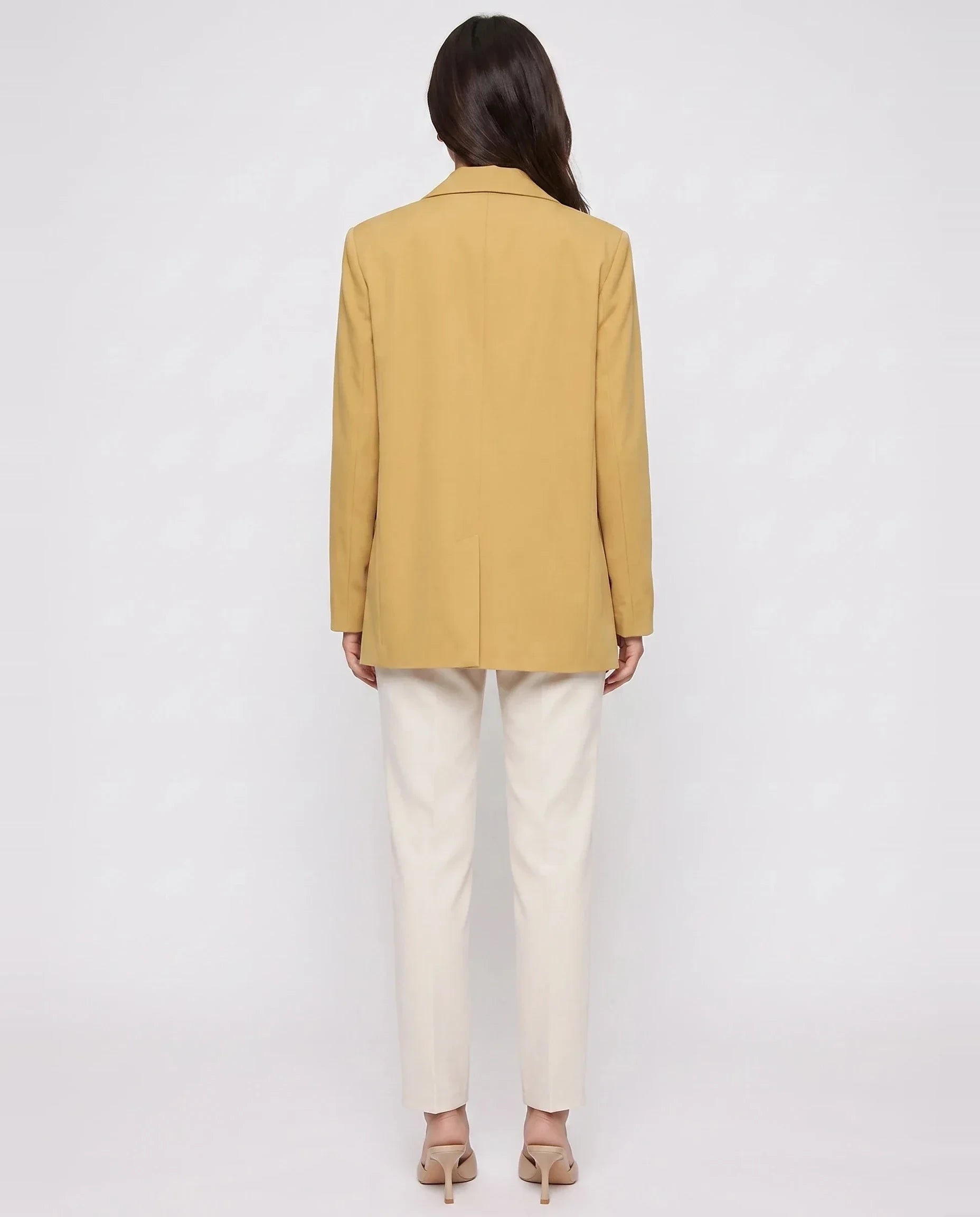 Blazer oversize à double boutonnage moutarde Cosima, vue de dos en studio