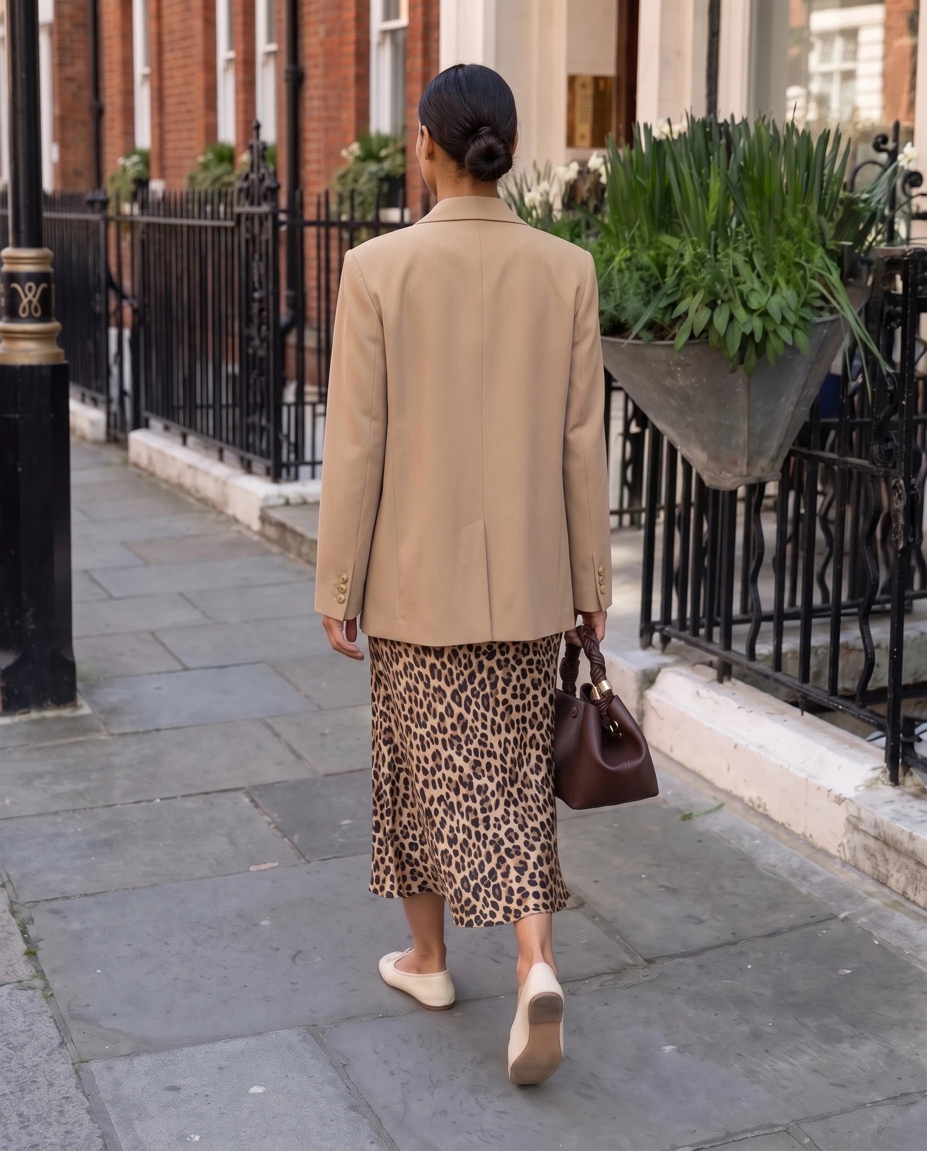 Blazer droit camel Augusta, vue de dos en marche le long de grilles
