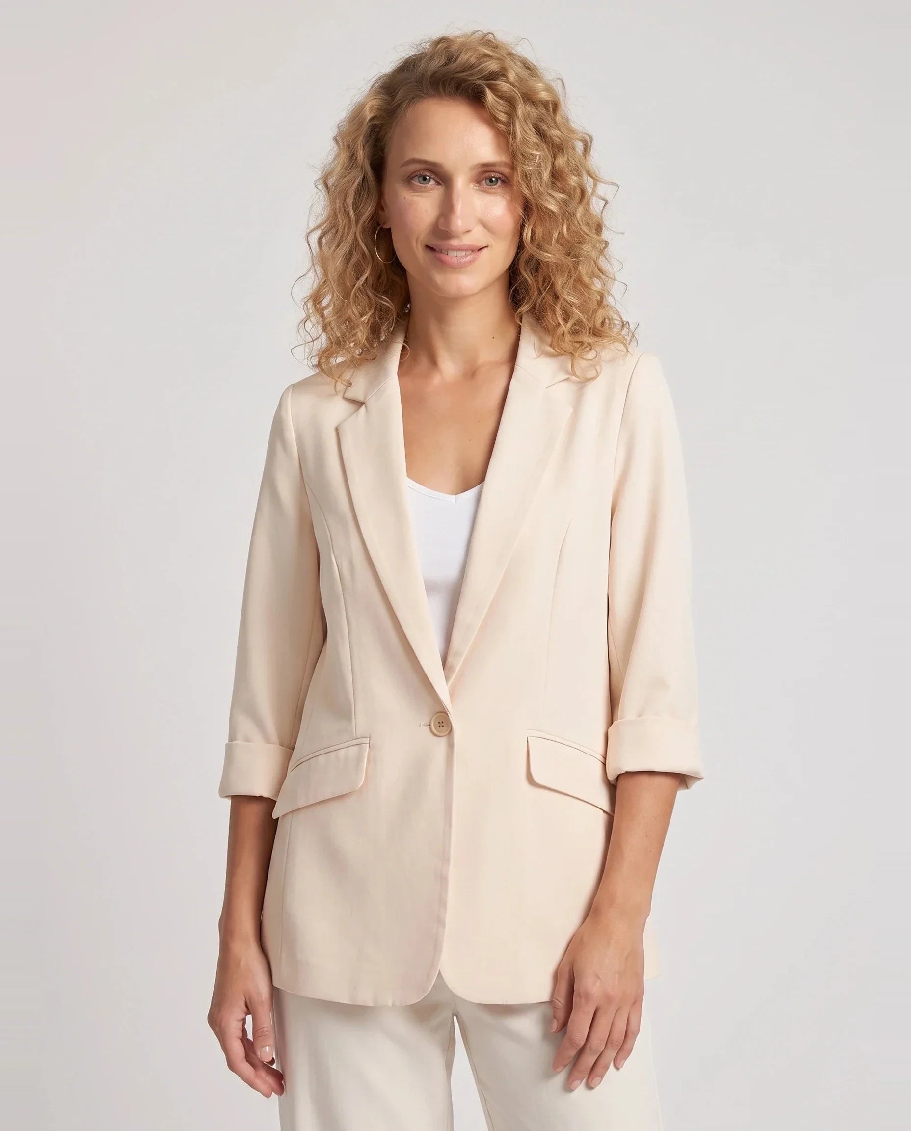Blazer d'été fin à un bouton abricot Claudine, plan rapproché en studio