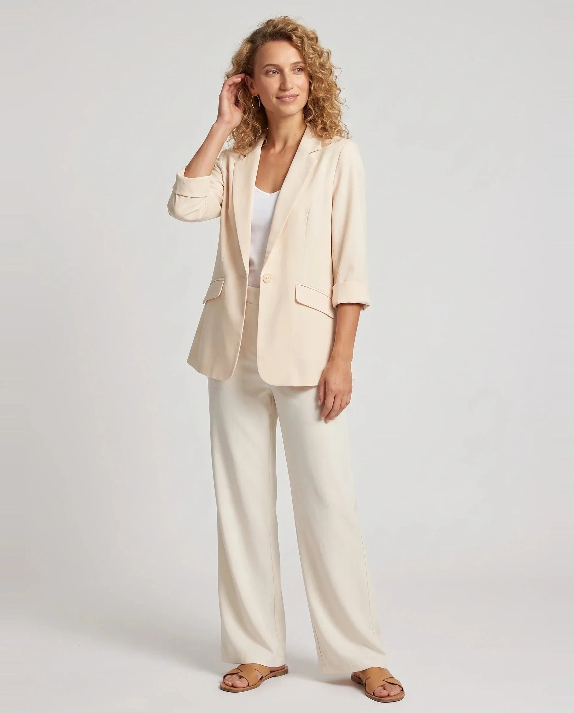 Blazer d'été fin à un bouton abricot Claudine, vue de face en studio