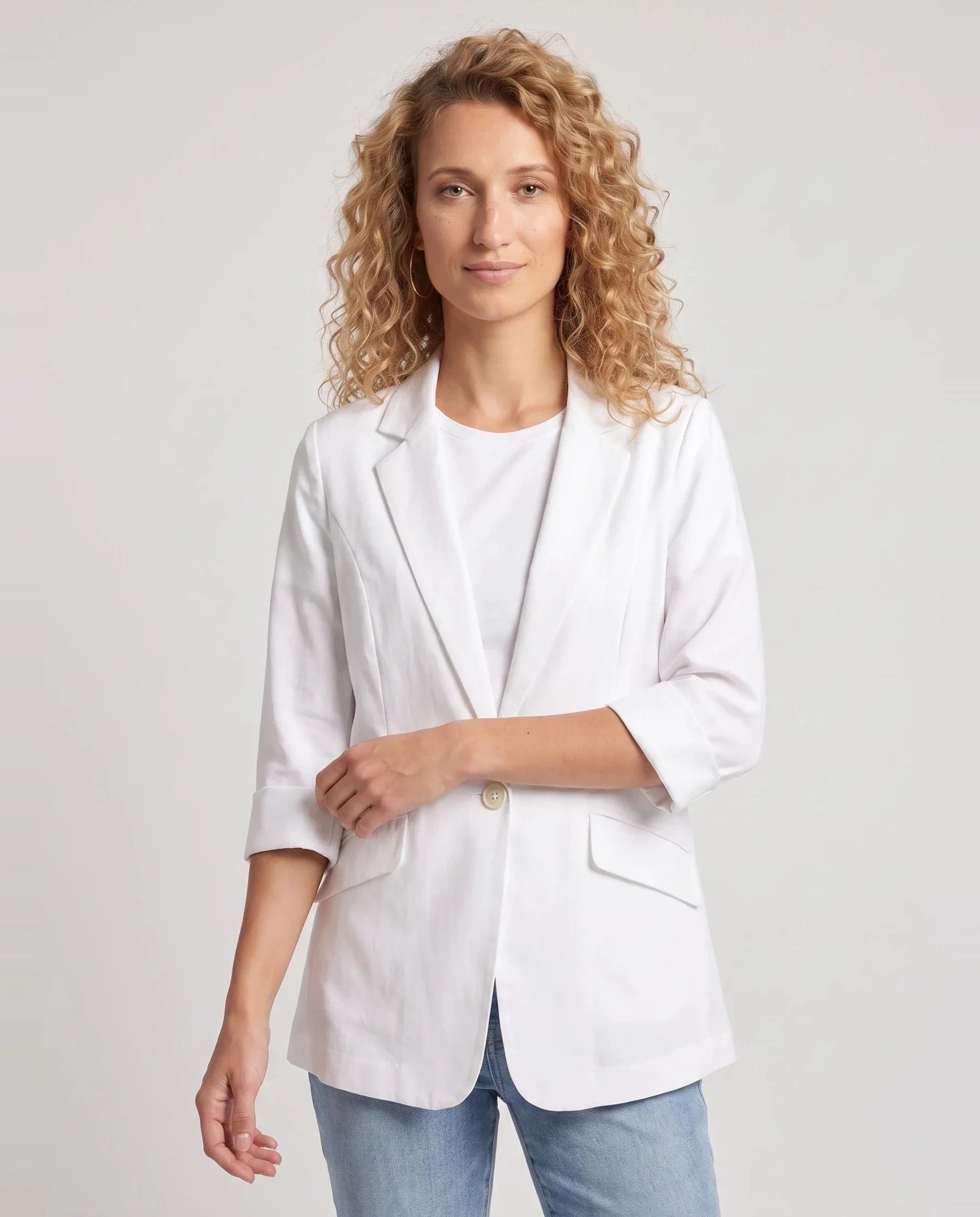 Blazer d'été fin à un bouton blanc Claudine, plan rapproché en studio
