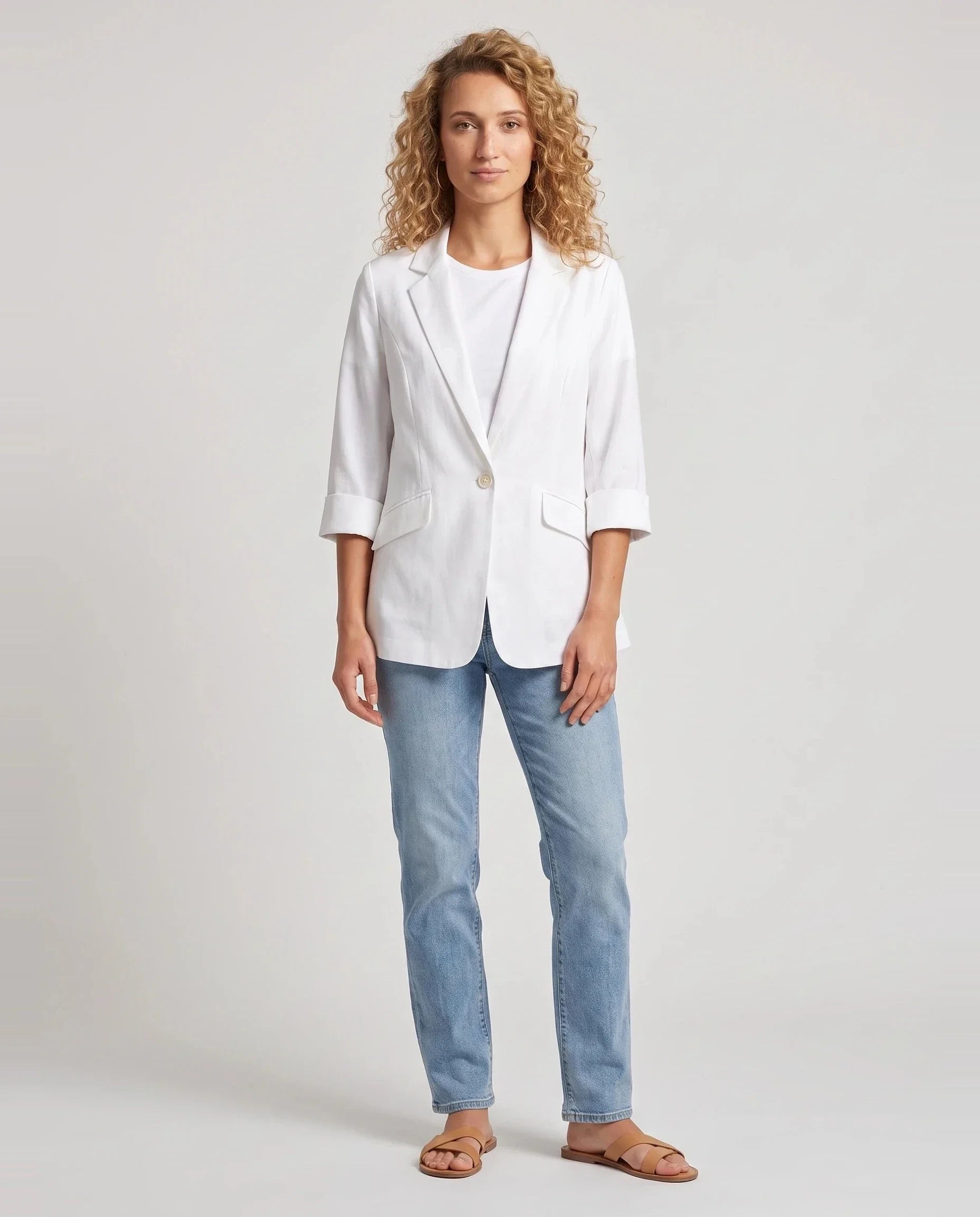Blazer d'été fin à un bouton blanc Claudine, vue de face en studio