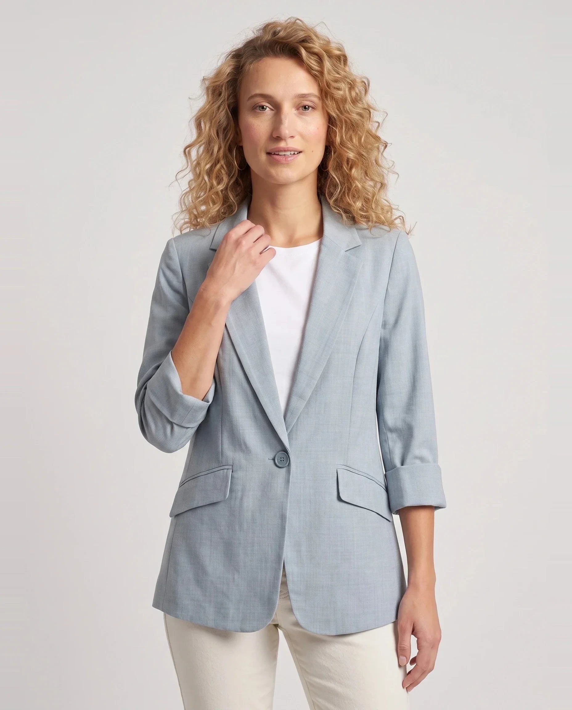 Blazer d'été fin à un bouton bleu ciel Claudine, plan rapproché en studio