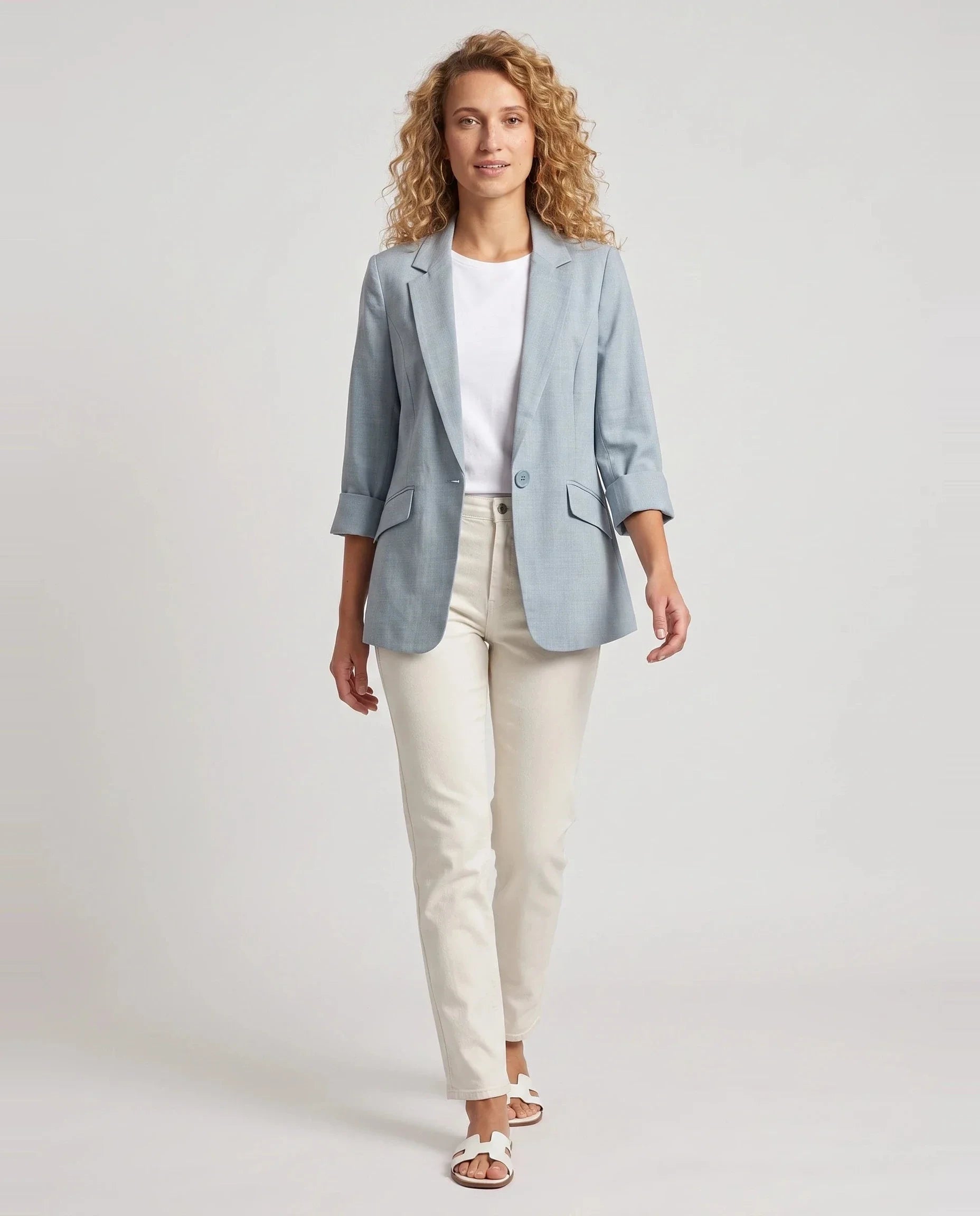 Blazer d'été fin à un bouton bleu ciel Claudine, vue de face en studio