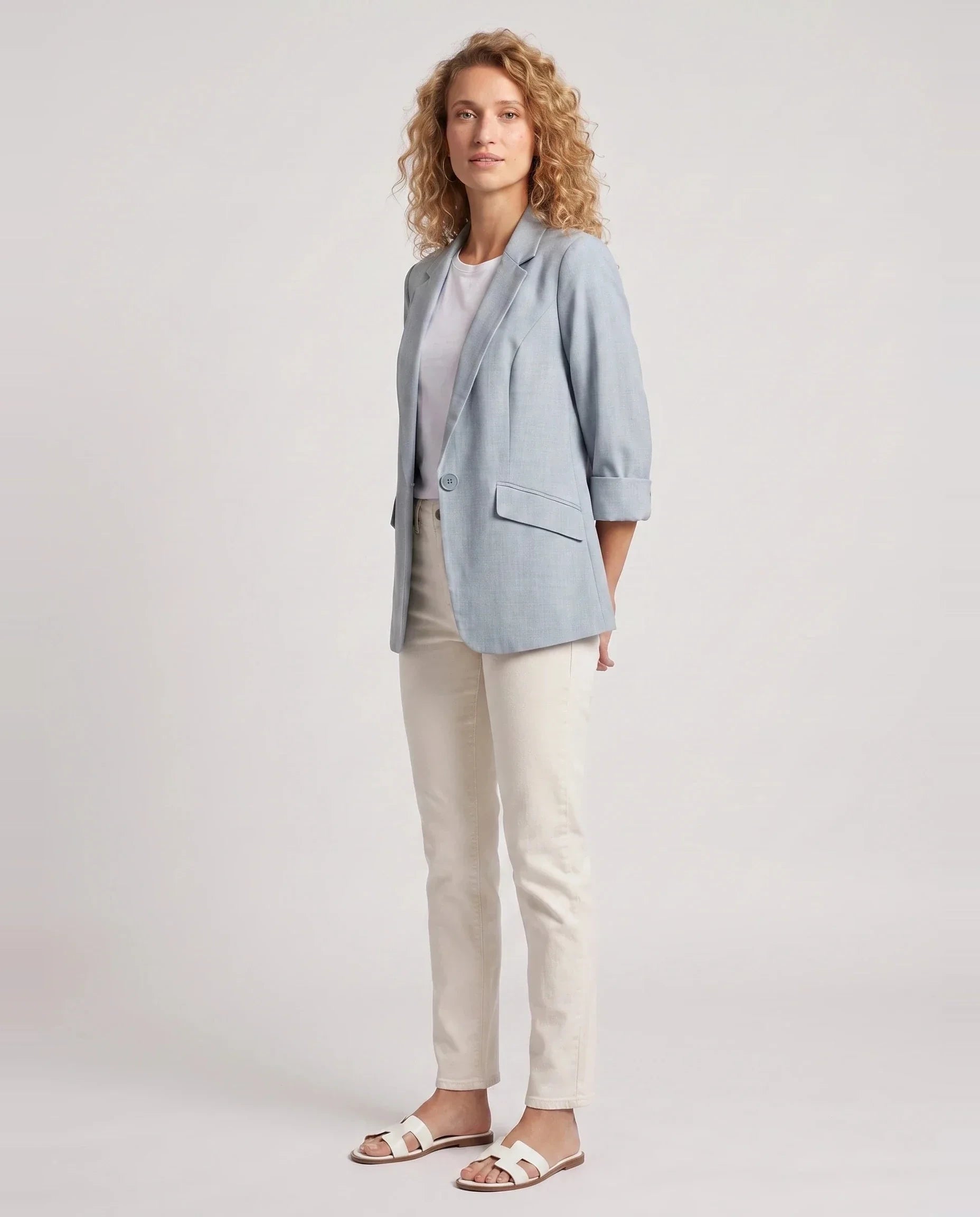 Blazer d'été fin à un bouton bleu ciel Claudine, vue de trois quarts en studio