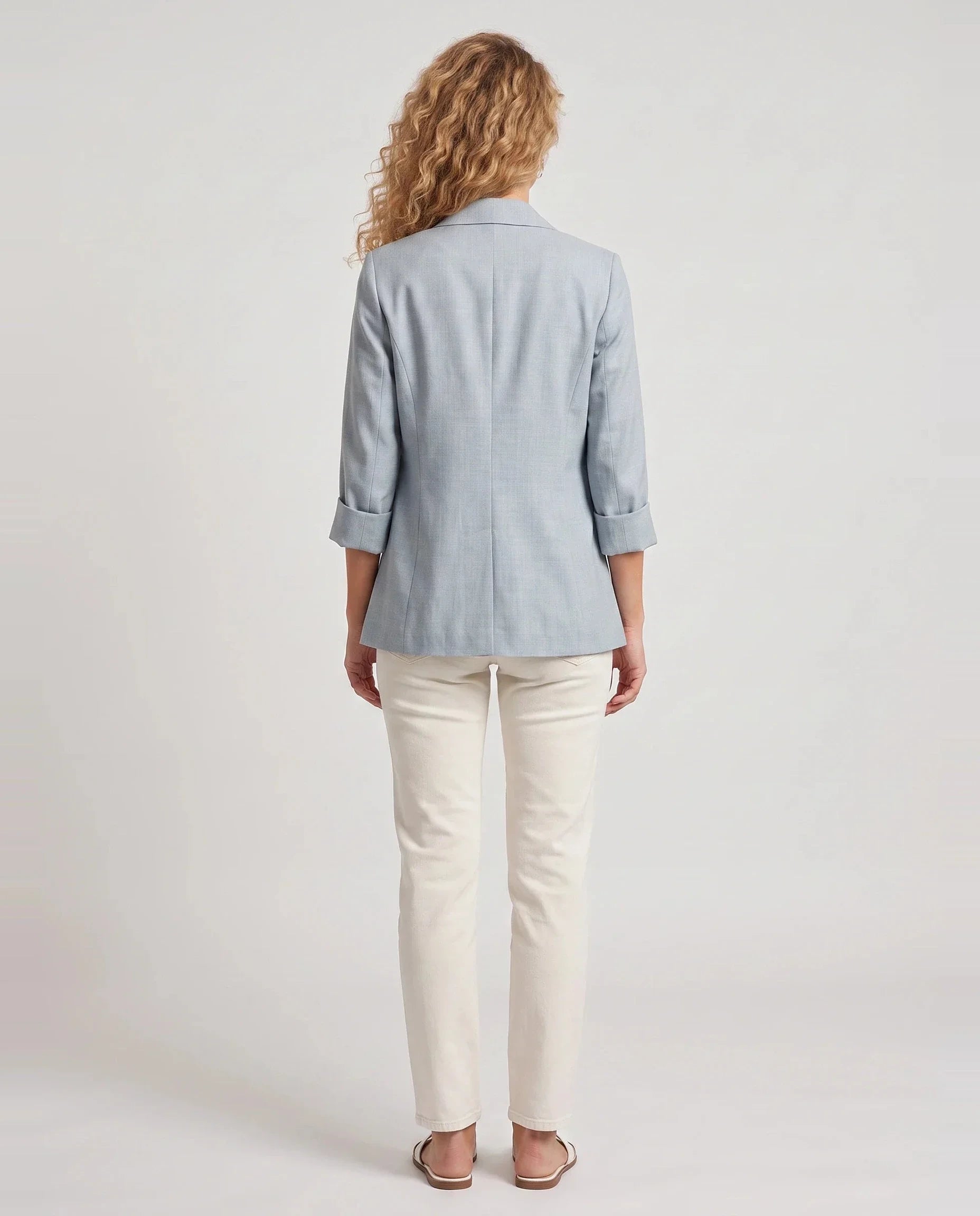 Blazer d'été fin à un bouton bleu ciel Claudine, vue de dos en studio