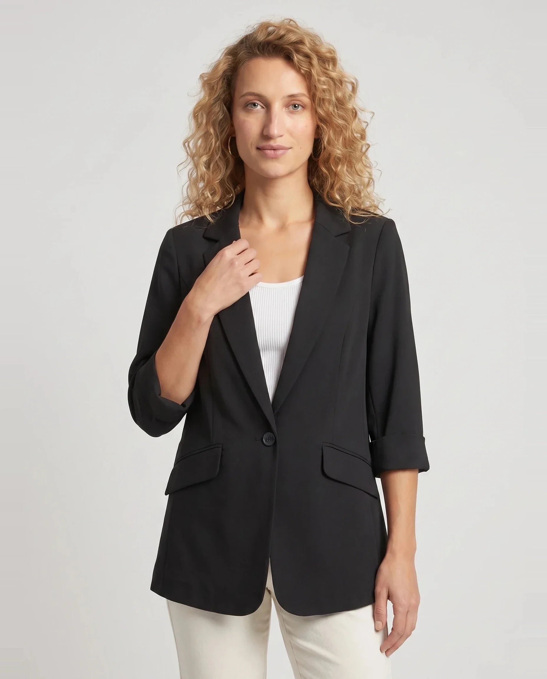 Blazer d'été fin à un bouton noir Claudine, plan rapproché en studio
