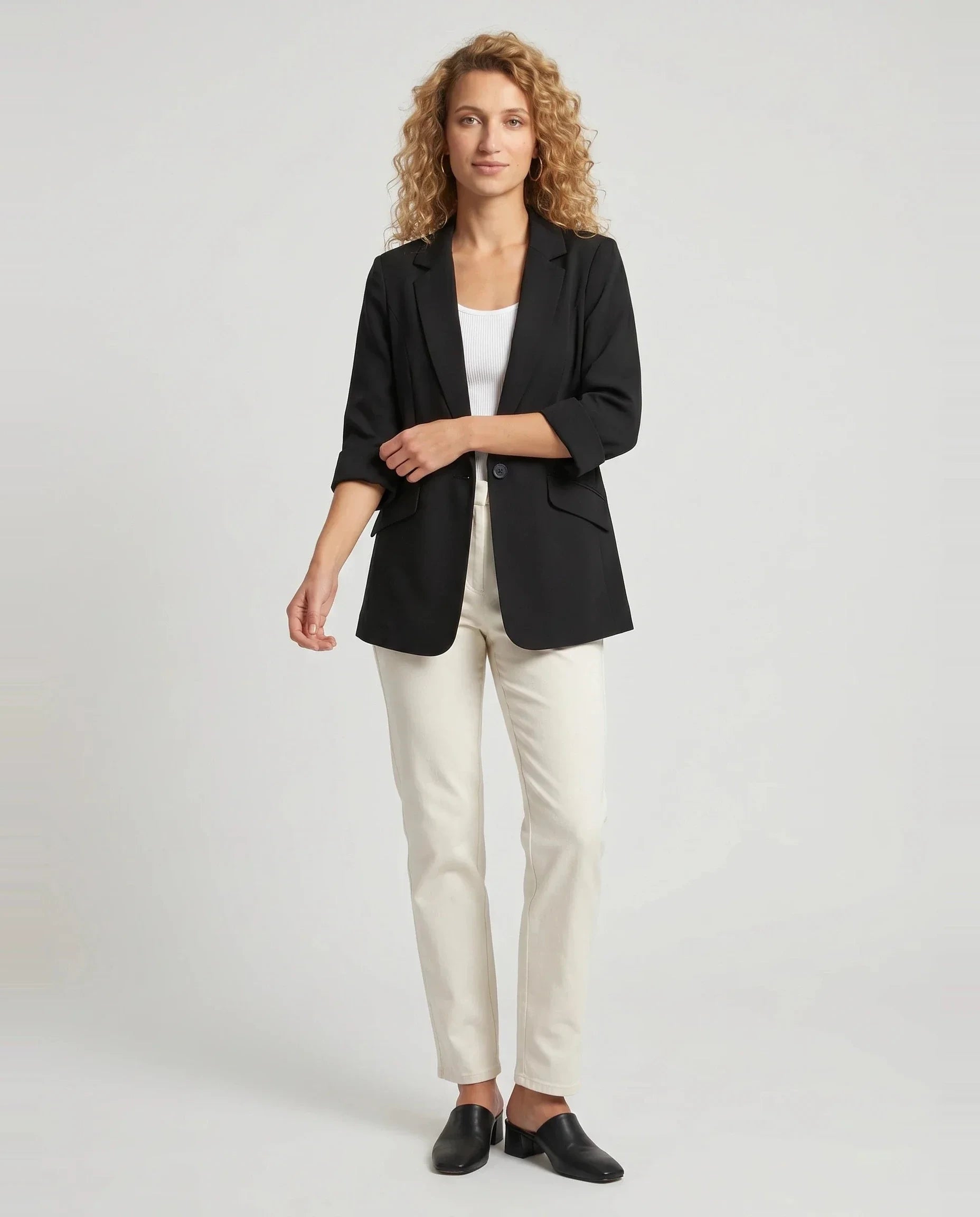 Blazer d'été fin à un bouton noir Claudine, vue de face en studio