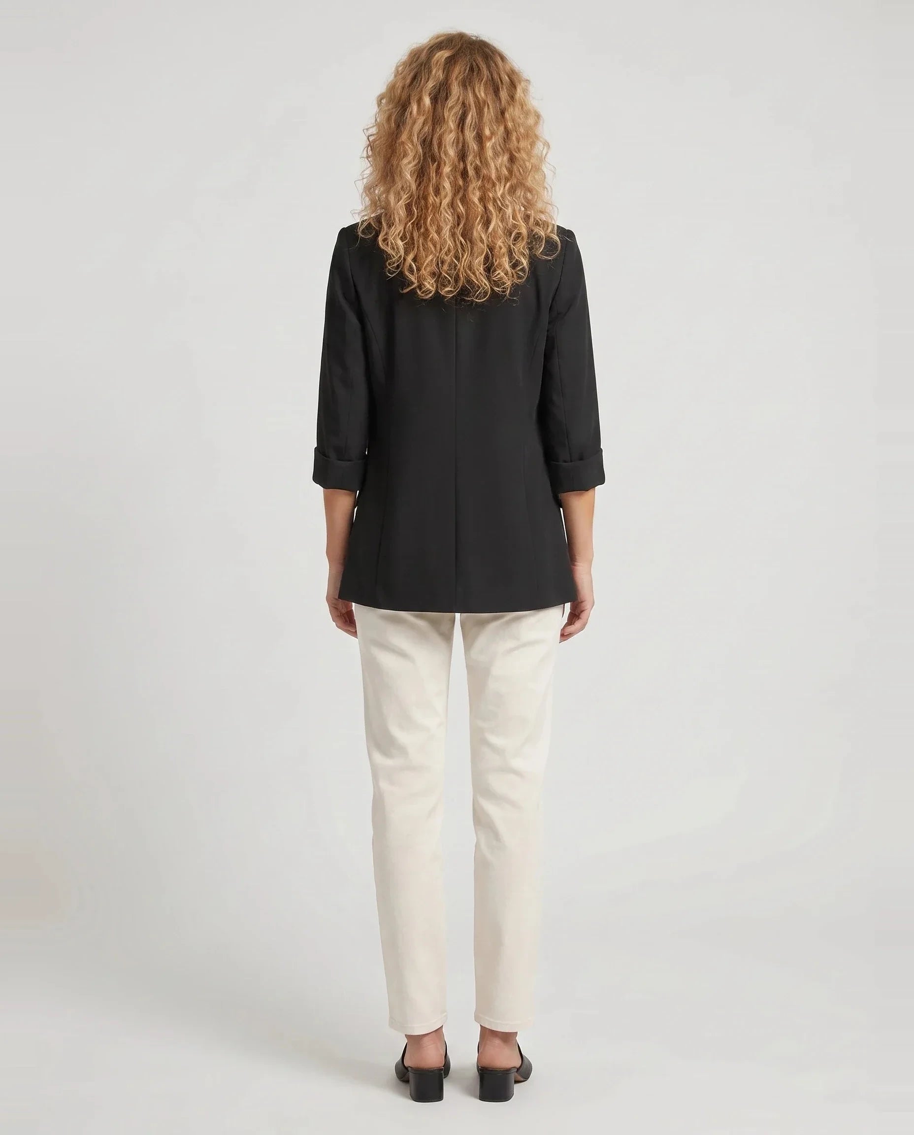 Blazer d'été fin à un bouton noir Claudine, vue de dos en studio