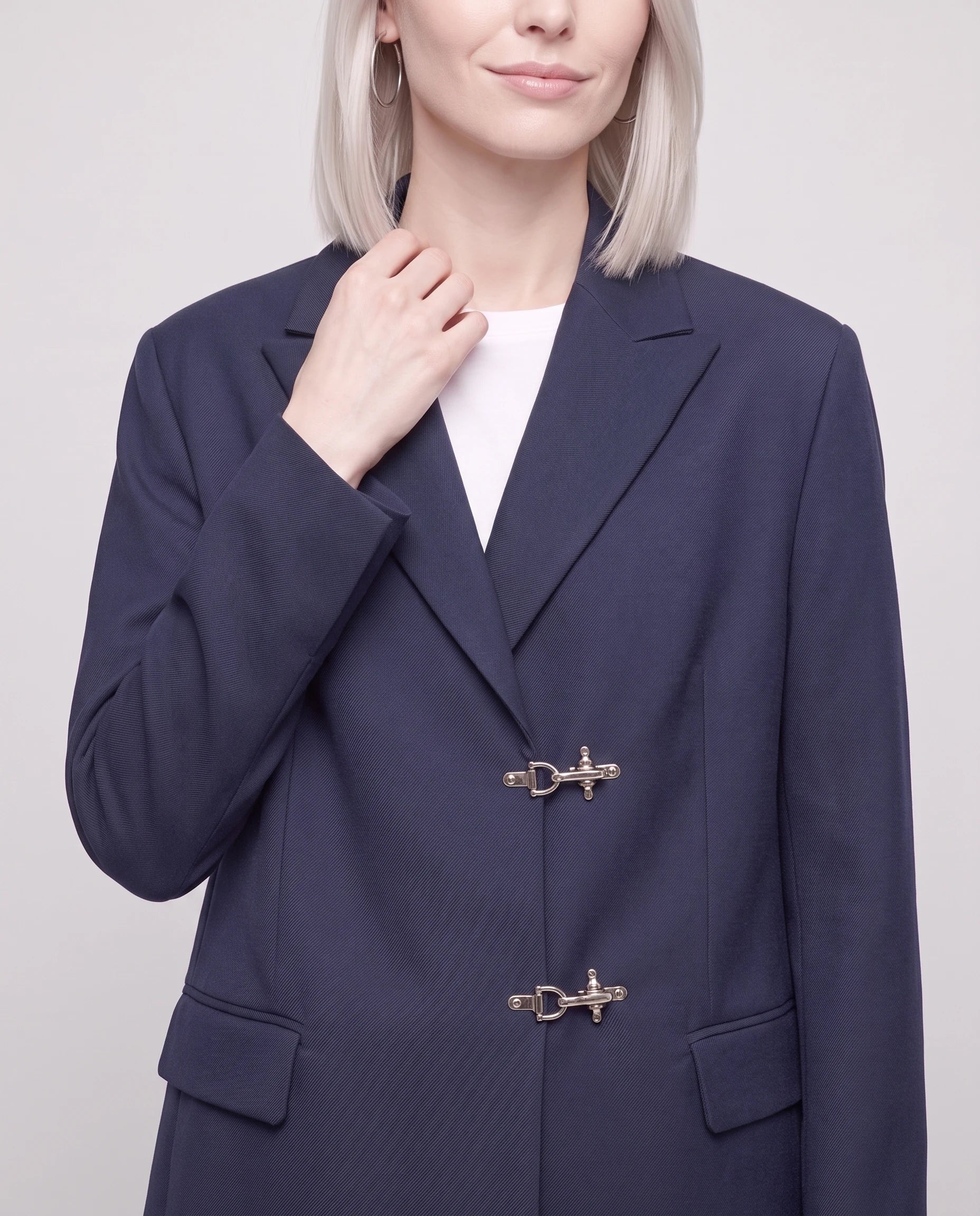 Blazer oversize à fermoirs pompier bleu marine Philippa, plan rapproché en studio