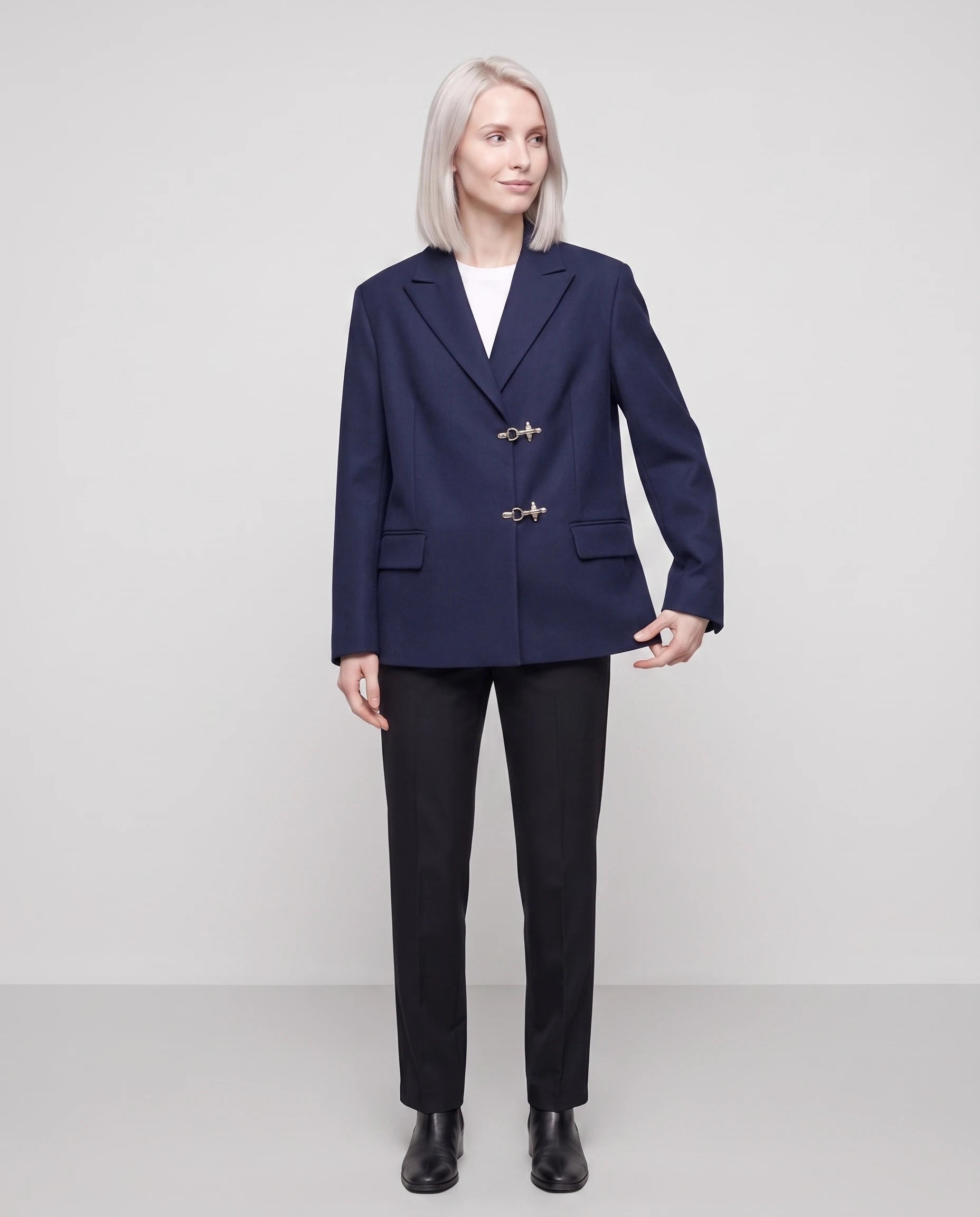 Blazer oversize à fermoirs pompier bleu marine Philippa, vue de face en studio